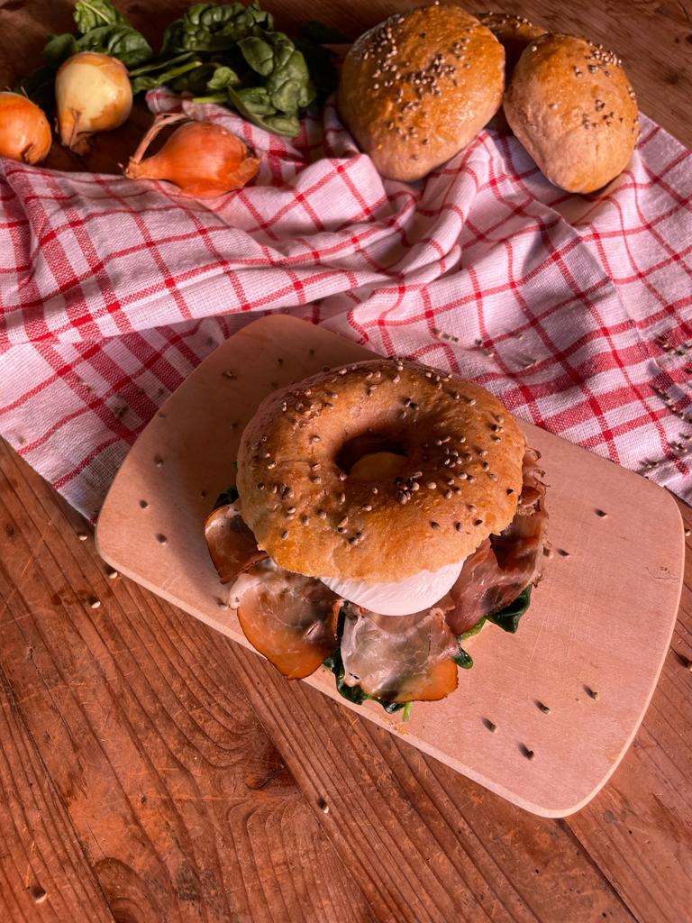 Dinkelbagel mit Mangold, Speck und pochiertem Ei bei Salzburg schmeckt