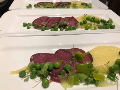 Gepökelte Rinderzunge mit Lauch-Erbsen-Gemüse und Kartoffelpüree bei Salzburg schmeckt