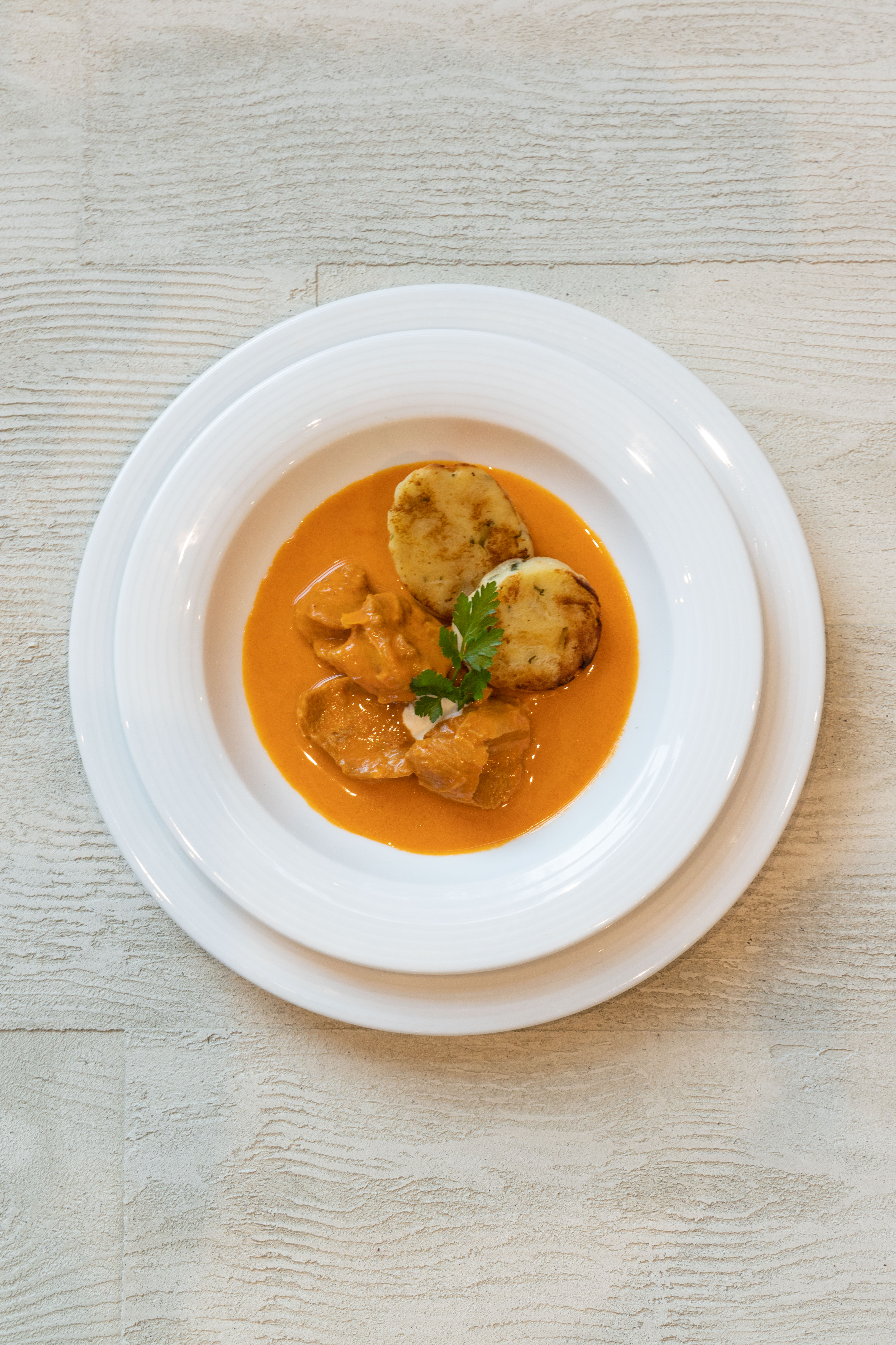 Kalbsrahmgulasch mit Topfenserviettenknödel bei Salzburg schmeckt