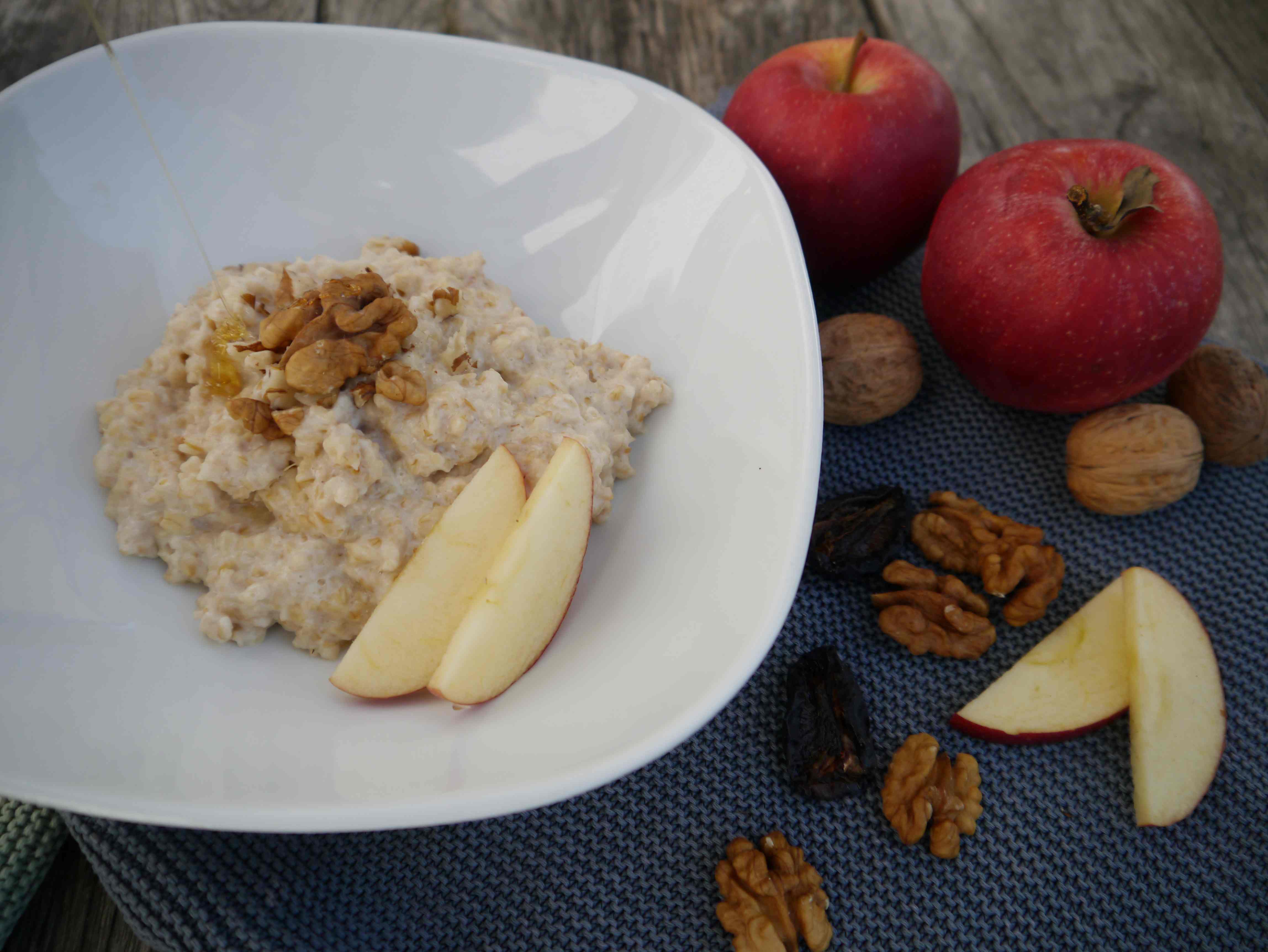 Wärmender Porridge mit Äpfeln und Nüssen bei Salzburg schmeckt