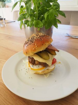 Hamburger bei Salzburg schmeckt