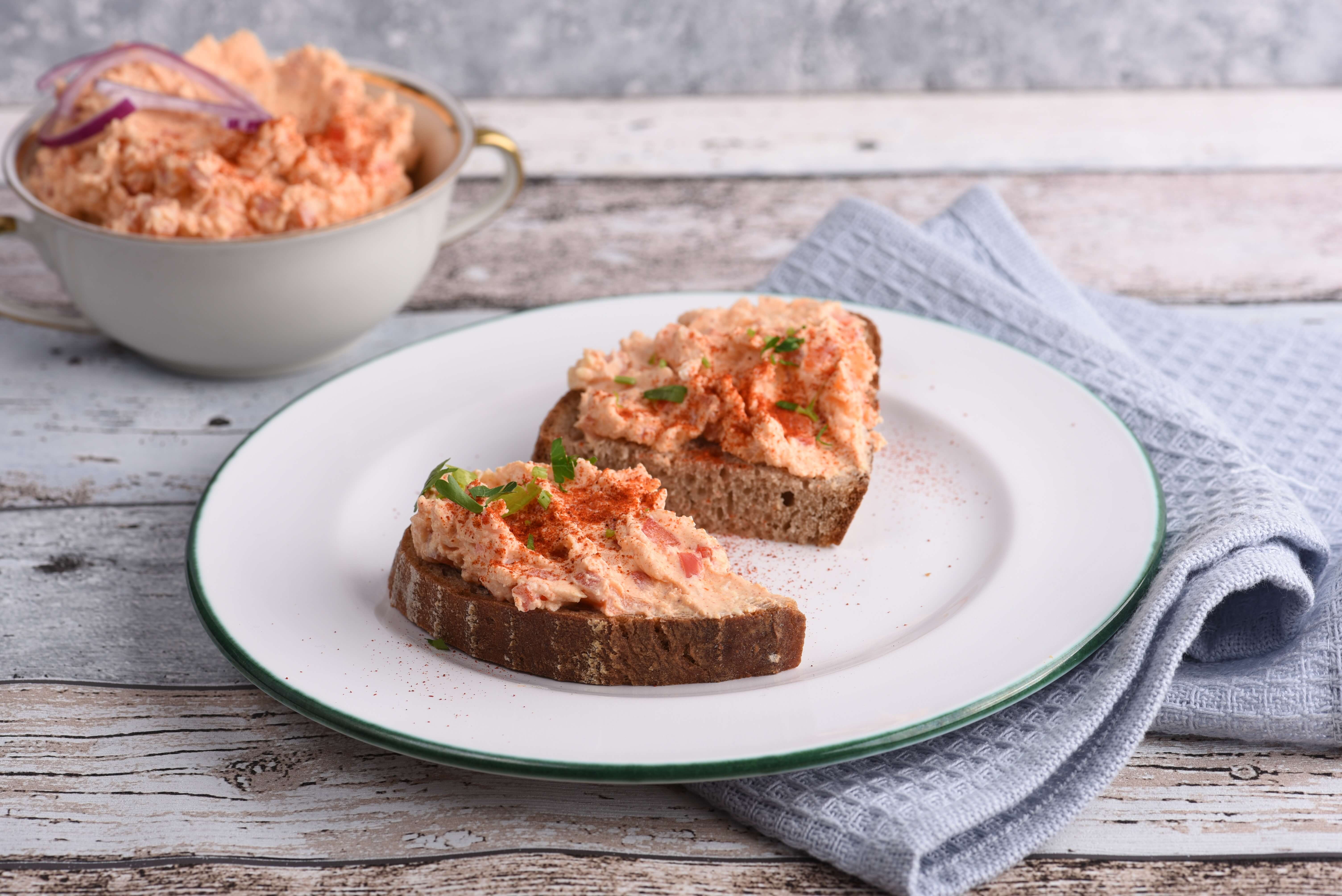 Dinkel-Roggenbrot mit Liptauer bei Salzburg schmeckt