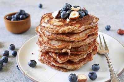 Haselnuss-Pancakes mit Heidelbeeren bei Salzburg schmeckt