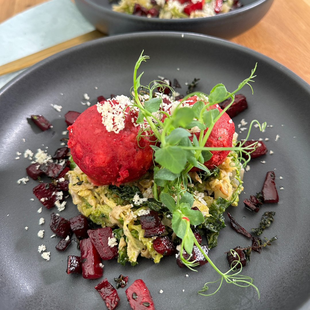 Rote-Rüben-Knödel mit Kren auf Wirsing bei Salzburg schmeckt