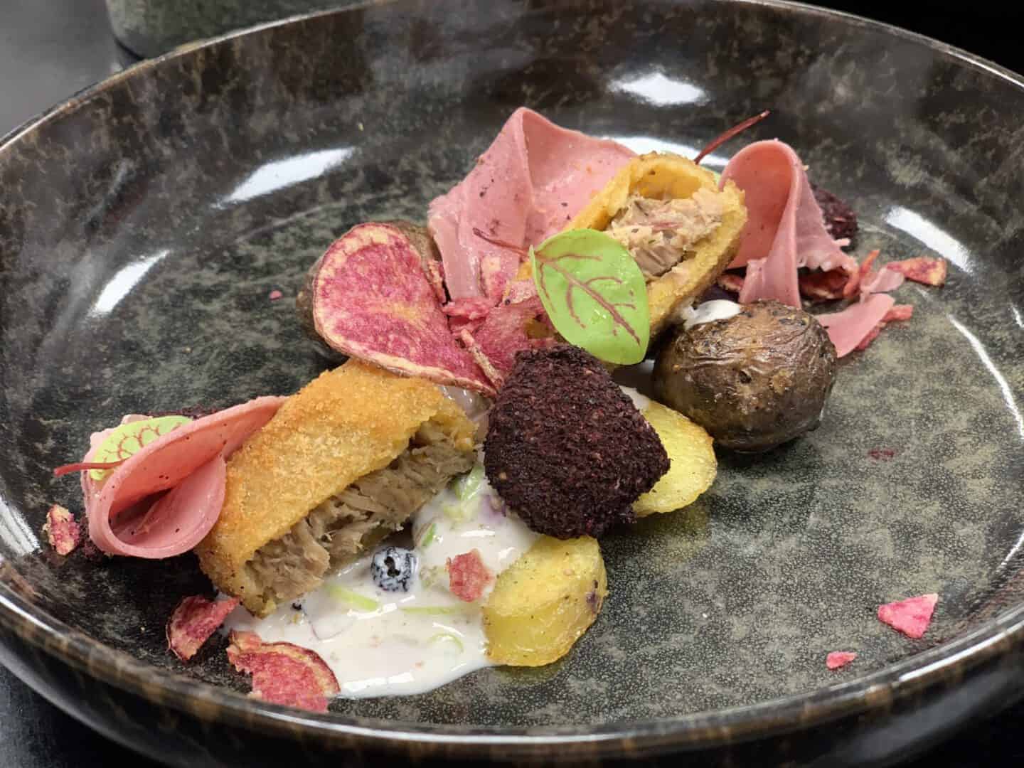 Lungauer Lamm mit Eachtling, Edelsauermilch und Aroniabeeren bei Salzburg schmeckt