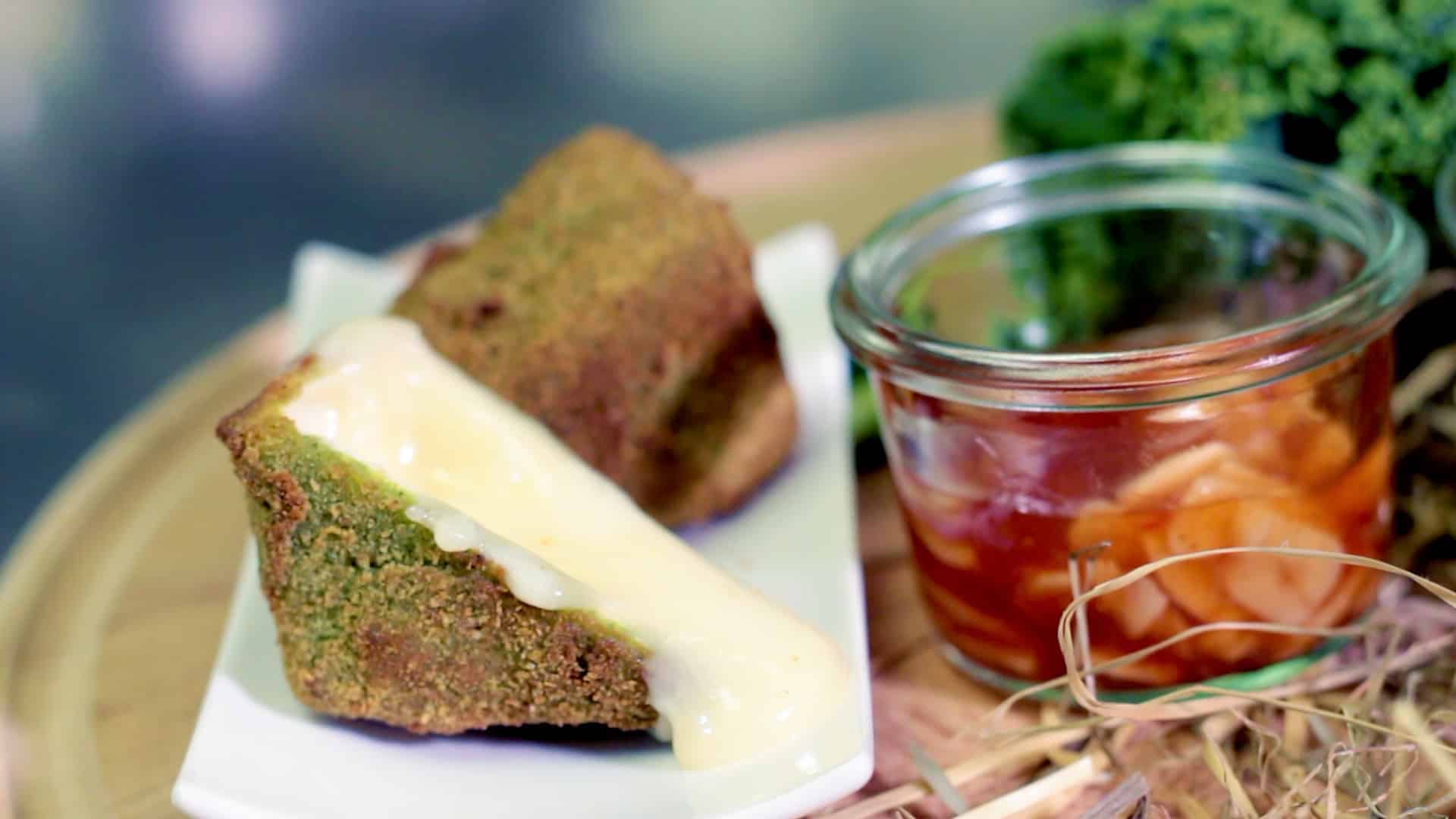 Camembert in der Kräuterkruste mit Apfel-Paprika-Chutney bei Salzburg schmeckt