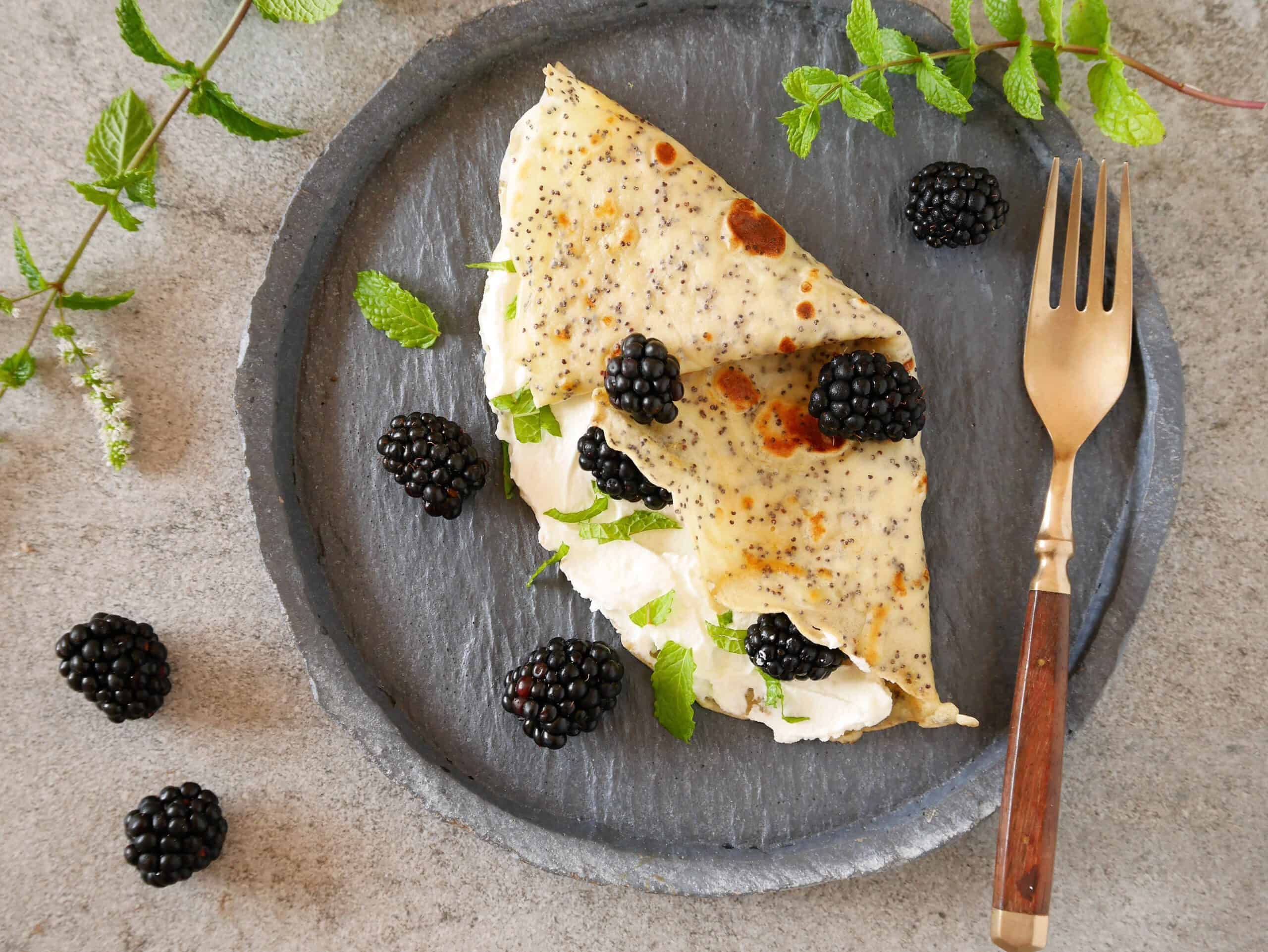 Mohnpalatschinken mit Minzetopfen und Brombeeren bei Salzburg schmeckt