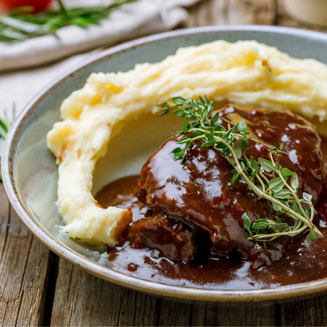 Rehschnitzel mit Erdäpfelpüree und Pastinake bei Salzburg schmeckt