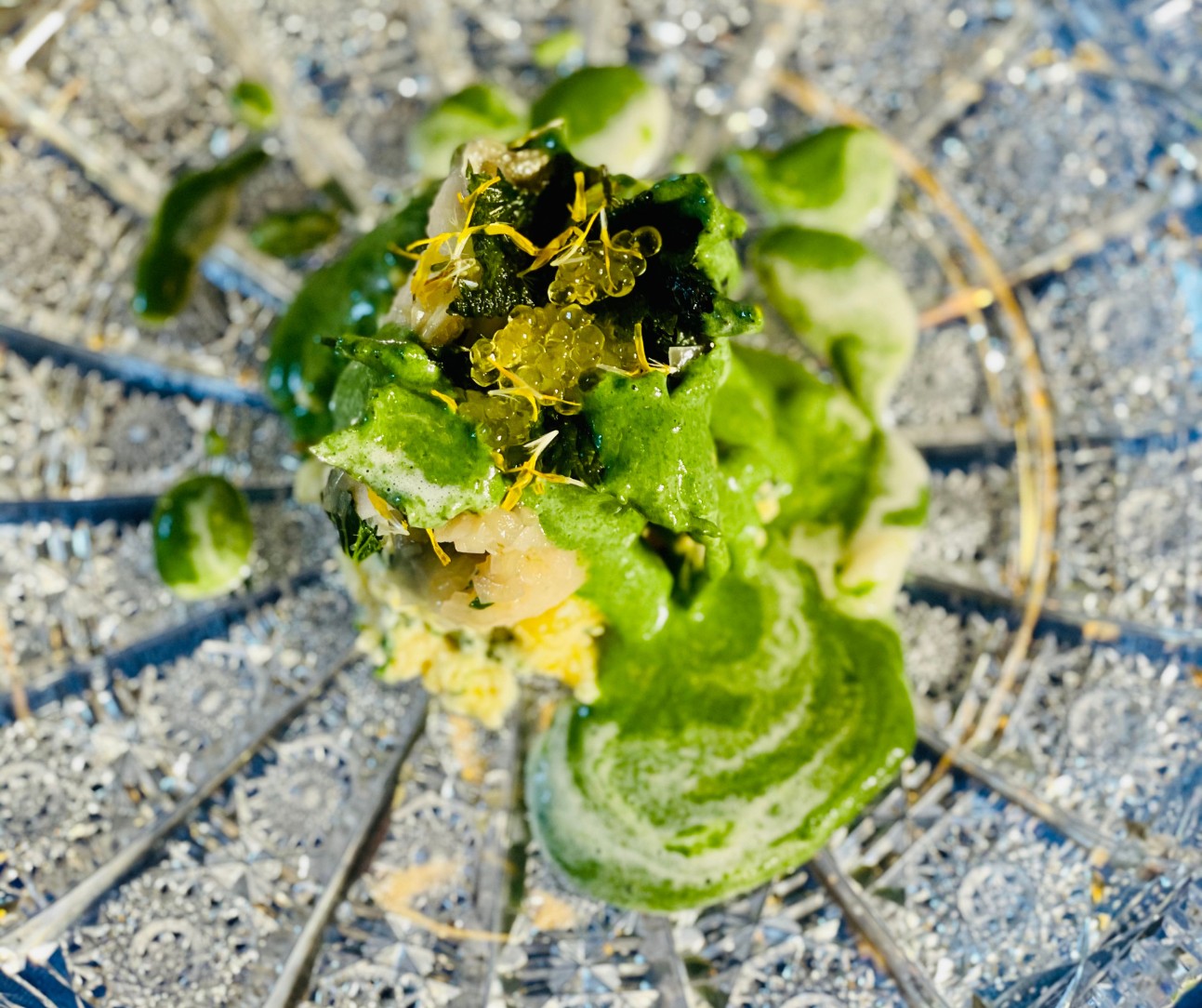 Pochiertes Filet von der Bachforelle mit Erdäpfelstampf, Brennnesselspinat und Saiblingskaviar bei Salzburg schmeckt