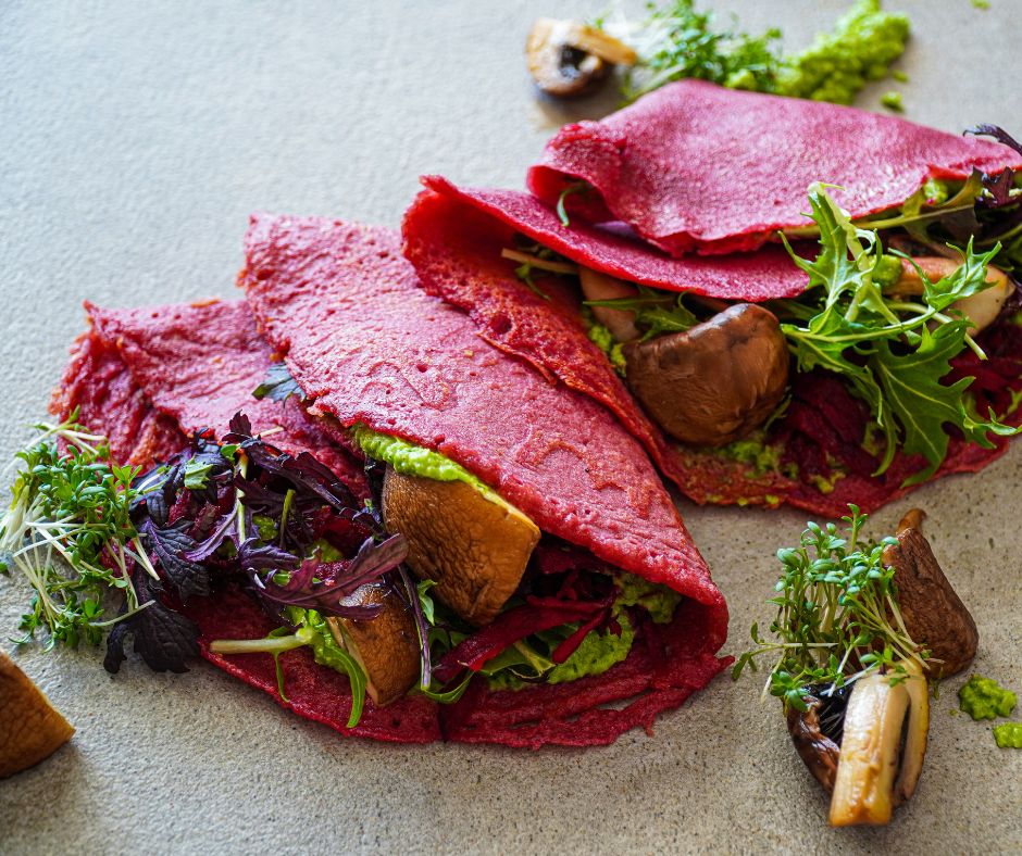 Rote-Rüben-Wraps mit Erbsenhummus bei Salzburg schmeckt