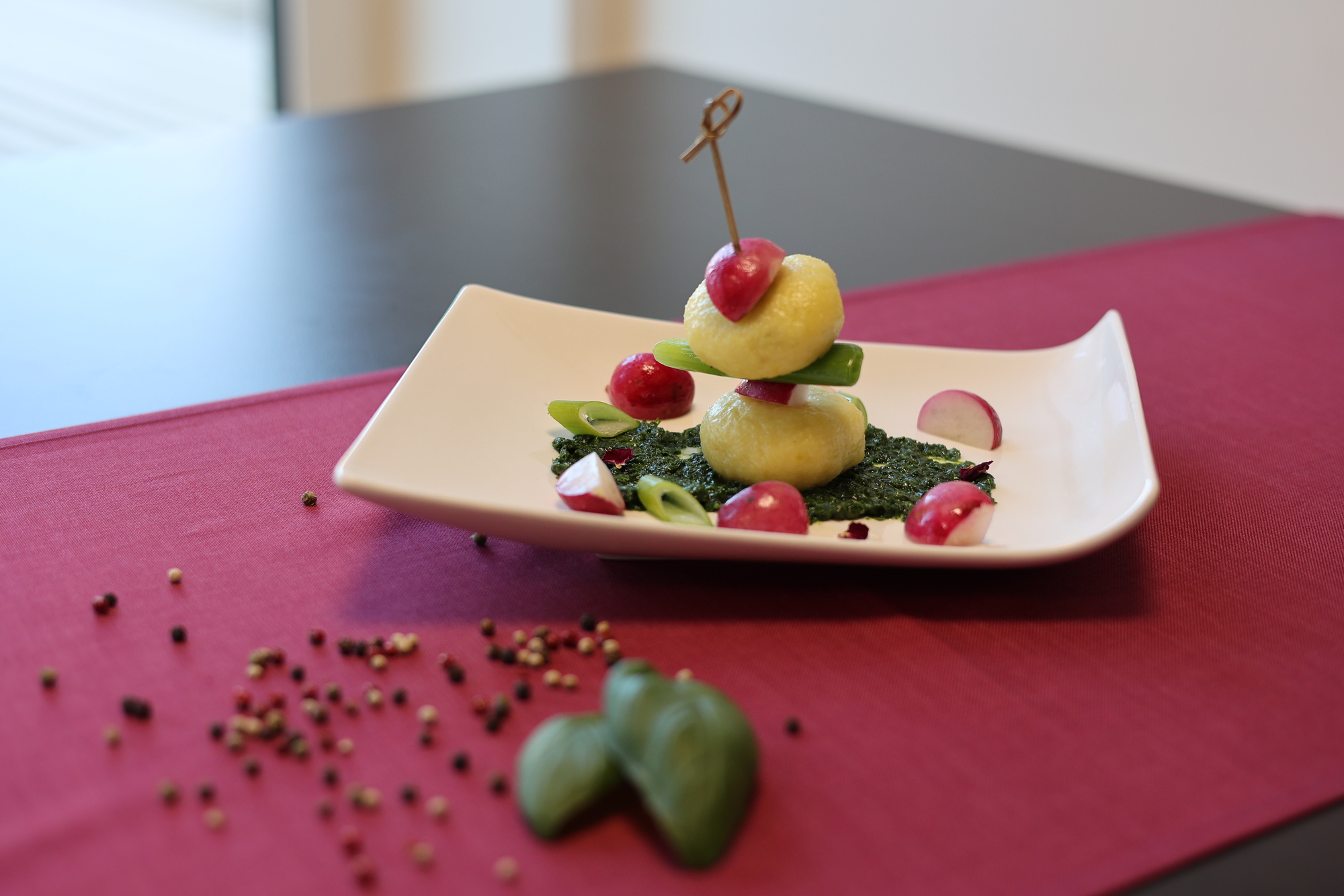 Erdäpfelknöderl mit Blattspinat-Schafskäsefülle und Radieschen-Gemüse bei Salzburg schmeckt