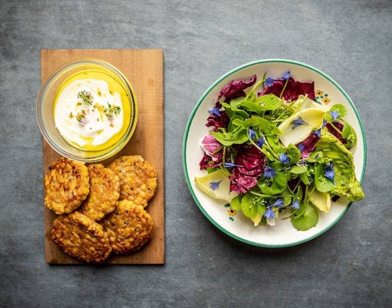 Linsen-Gerstenlaibchen mit Schafsjoghurt und Salat bei Salzburg schmeckt