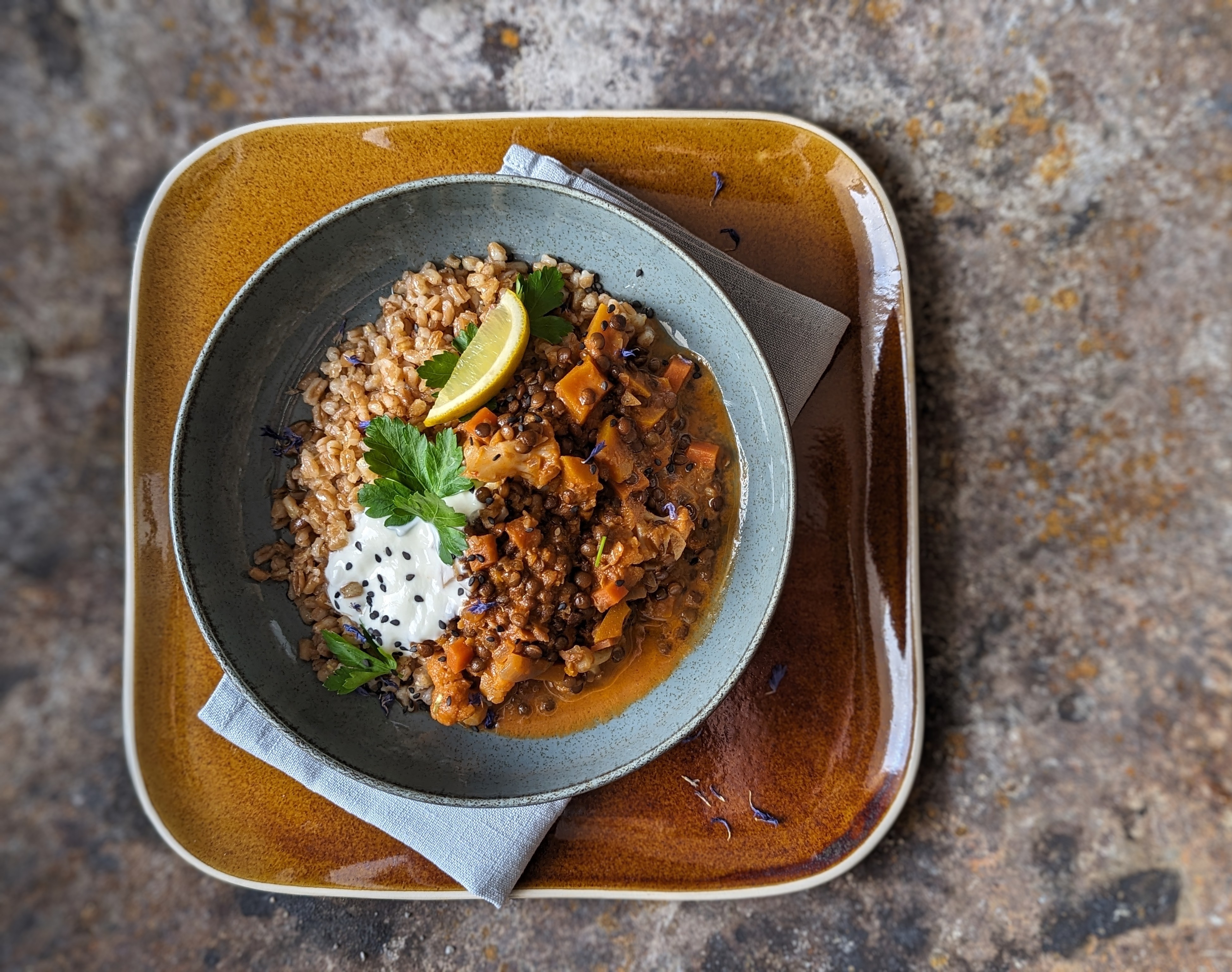 Berglinsencurry mit Dinkelreis bei Salzburg schmeckt