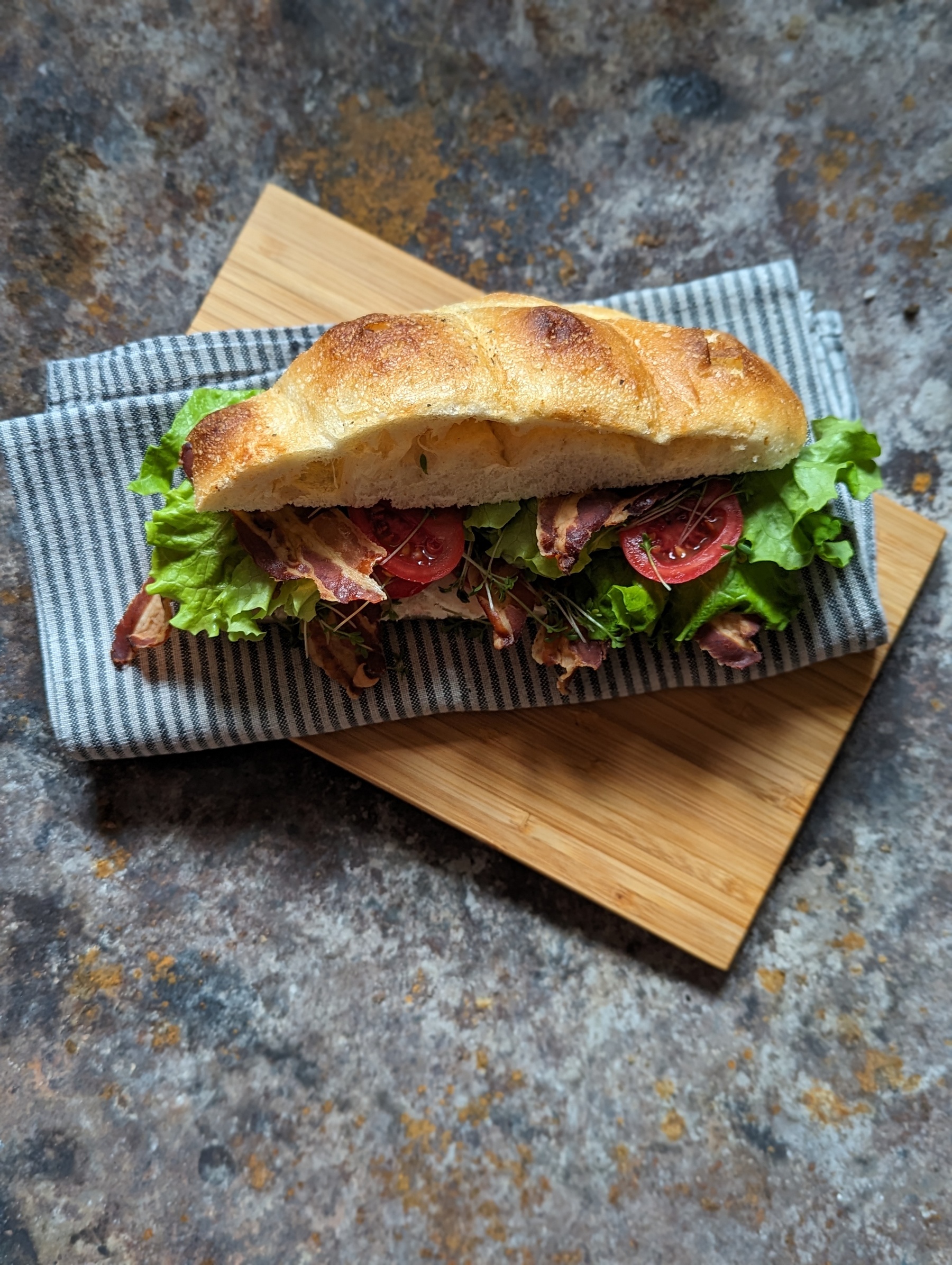 Fladenbrot mit gebratenem Speck, Tomate und Salat bei Salzburg schmeckt