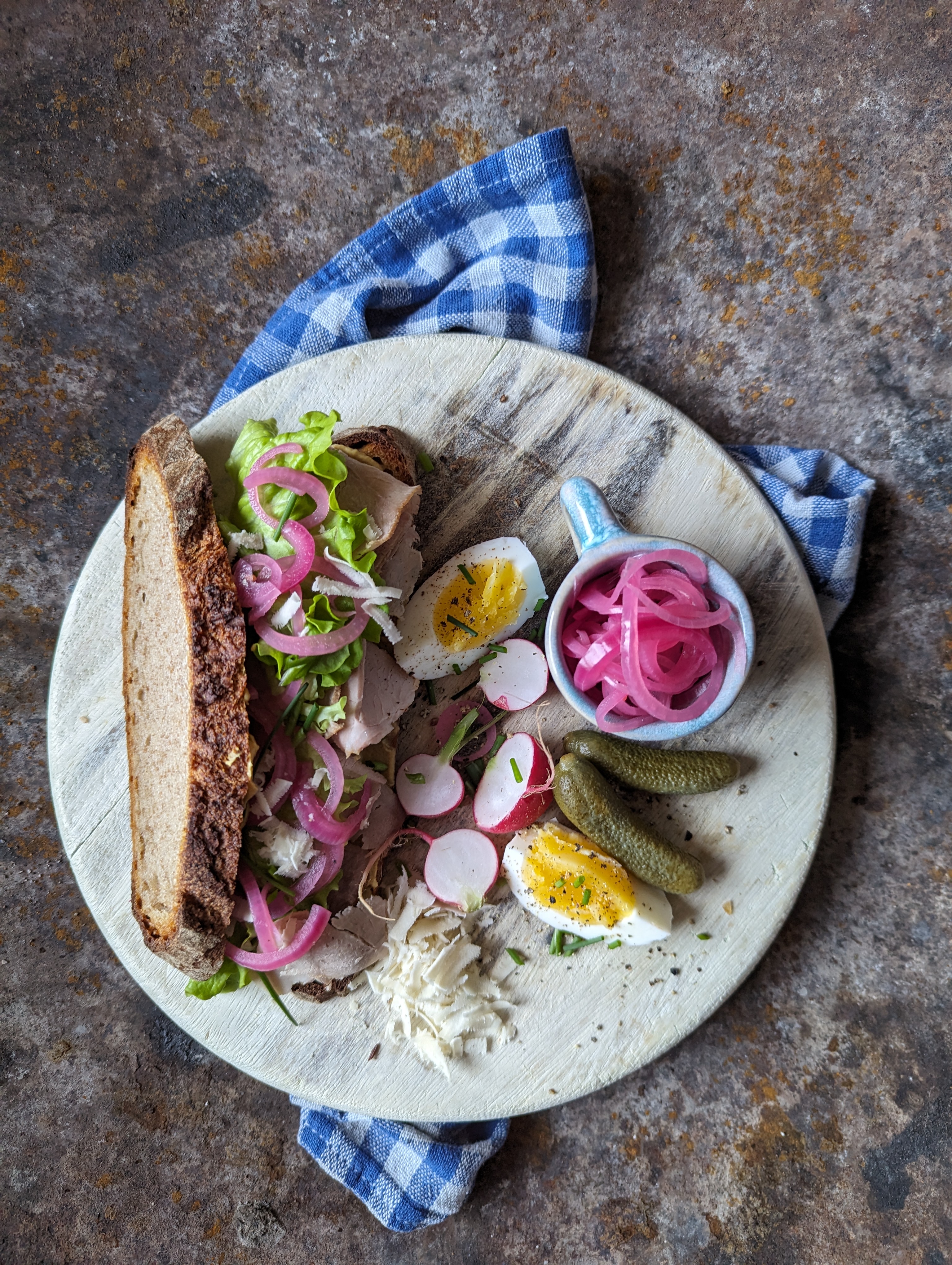 Schwarzbrot mit kaltem Schweinsbraten, Senf, Kren und gepickelten Zwiebeln bei Salzburg schmeckt