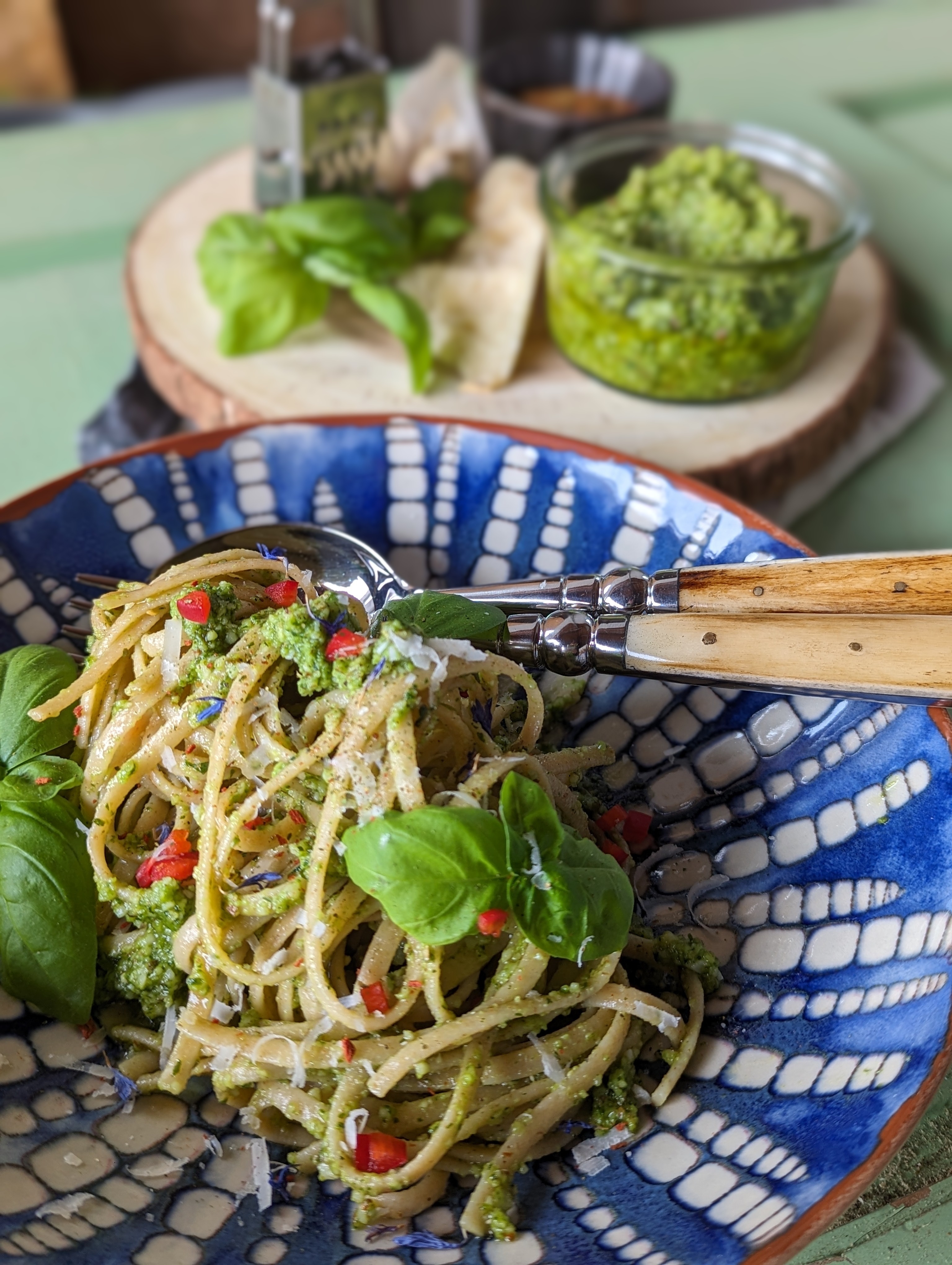 Spaghetti mit Pesto bei Salzburg schmeckt