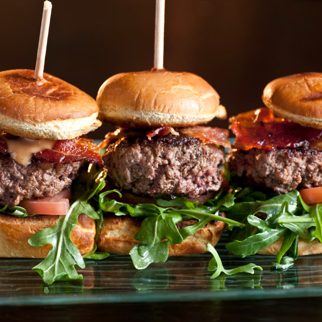 Farmers-Burger mit Süßkartoffelchips bei Salzburg schmeckt