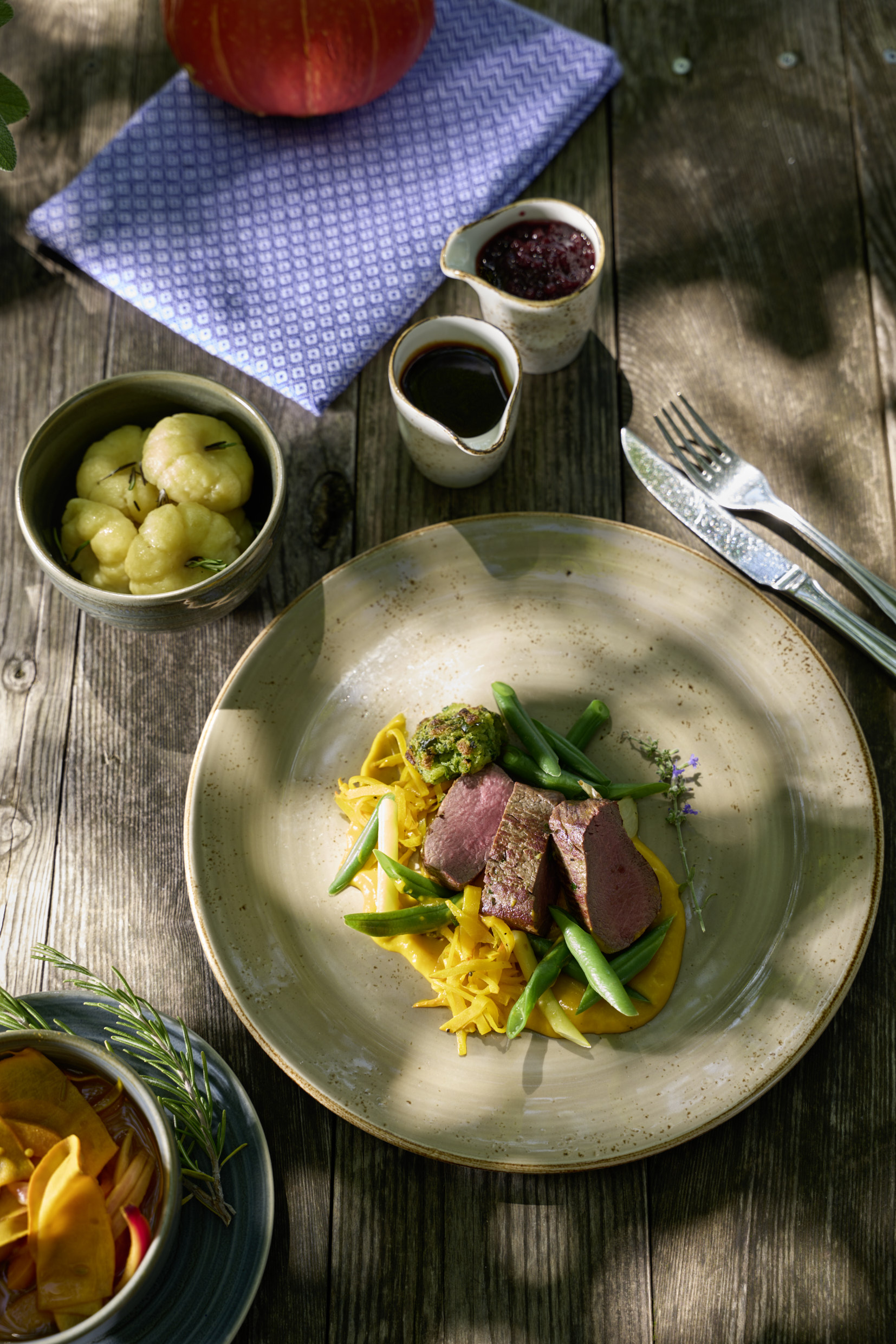 Hirschrücken mit Kürbispüree, Gnocchi und Fisolen bei Salzburg schmeckt