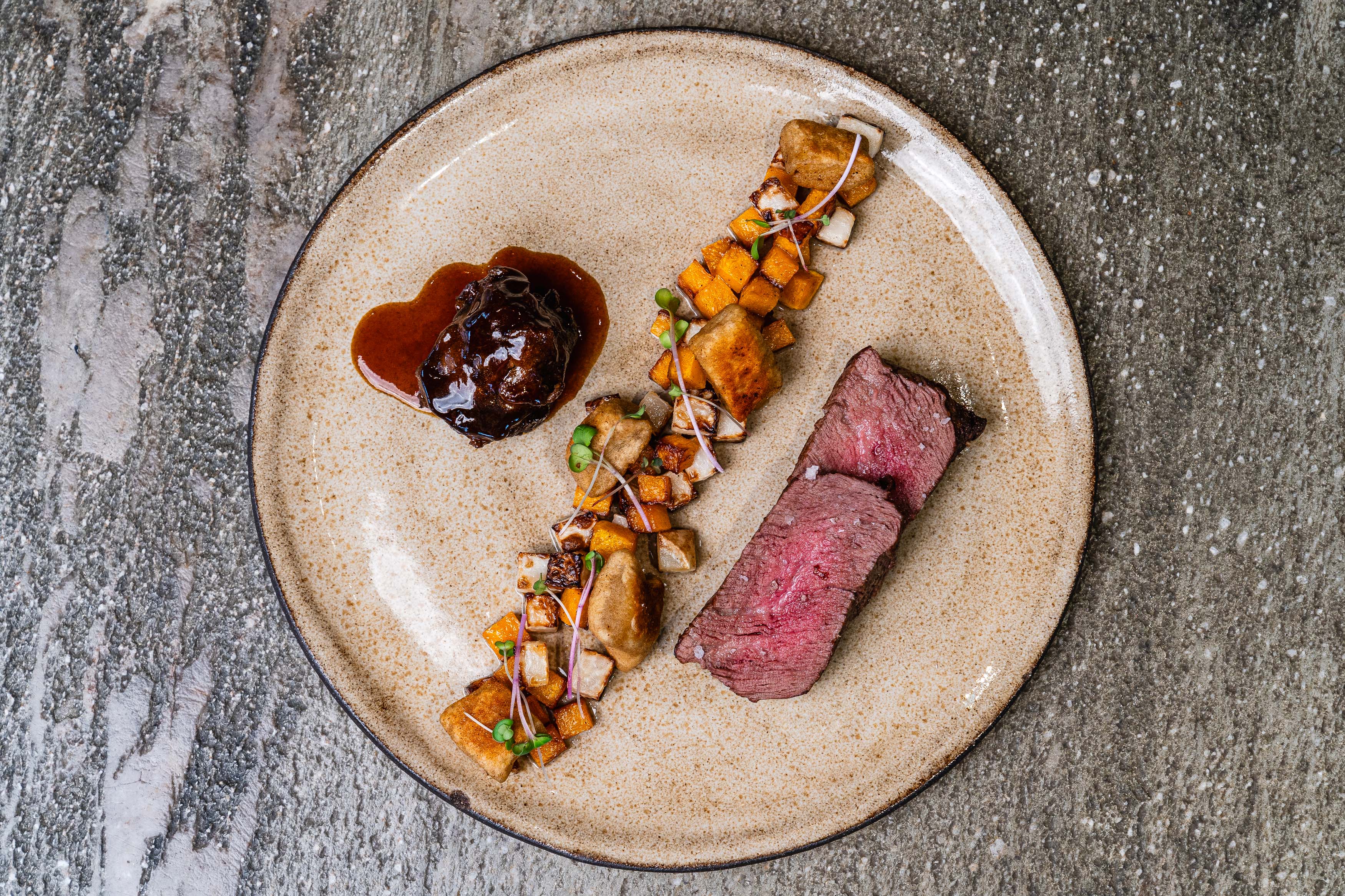 Zweierlei Bio-Rind mit Erdäpfelnidei, Kohlrabi und Kürbis bei Salzburg schmeckt