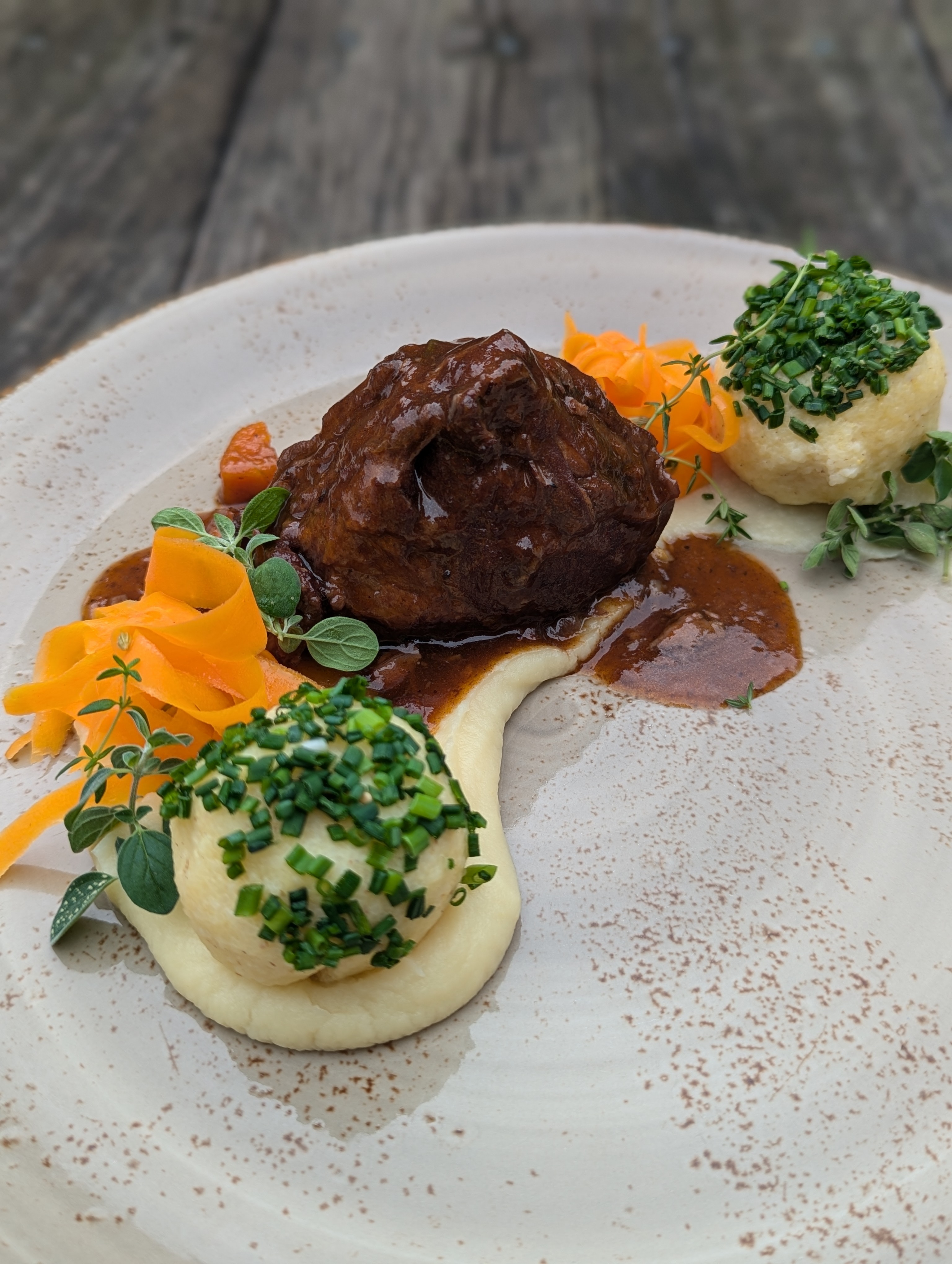 Geschmorte Kalbsbackerl mit Pastinakencreme, Grießknöderl und glacierten Karotten bei Salzburg schmeckt