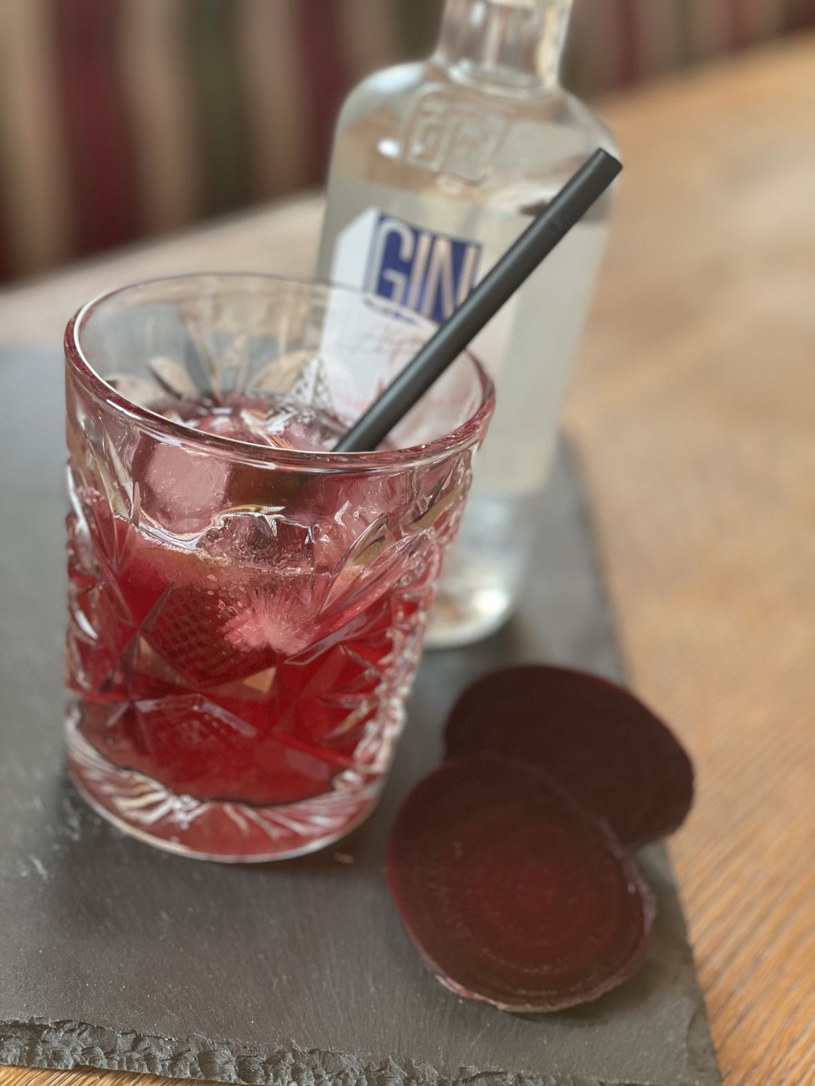 Rote-Rüben-Gin-Tonic bei Salzburg schmeckt