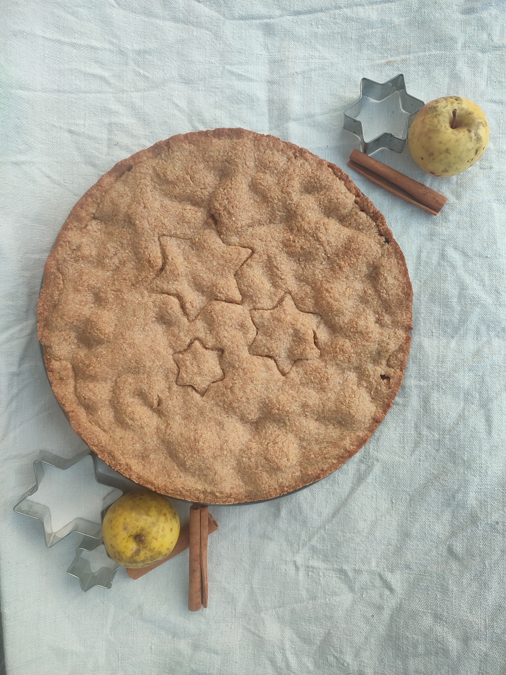 Gedeckter Apfelkuchen mit Vollkornmehl bei Salzburg schmeckt