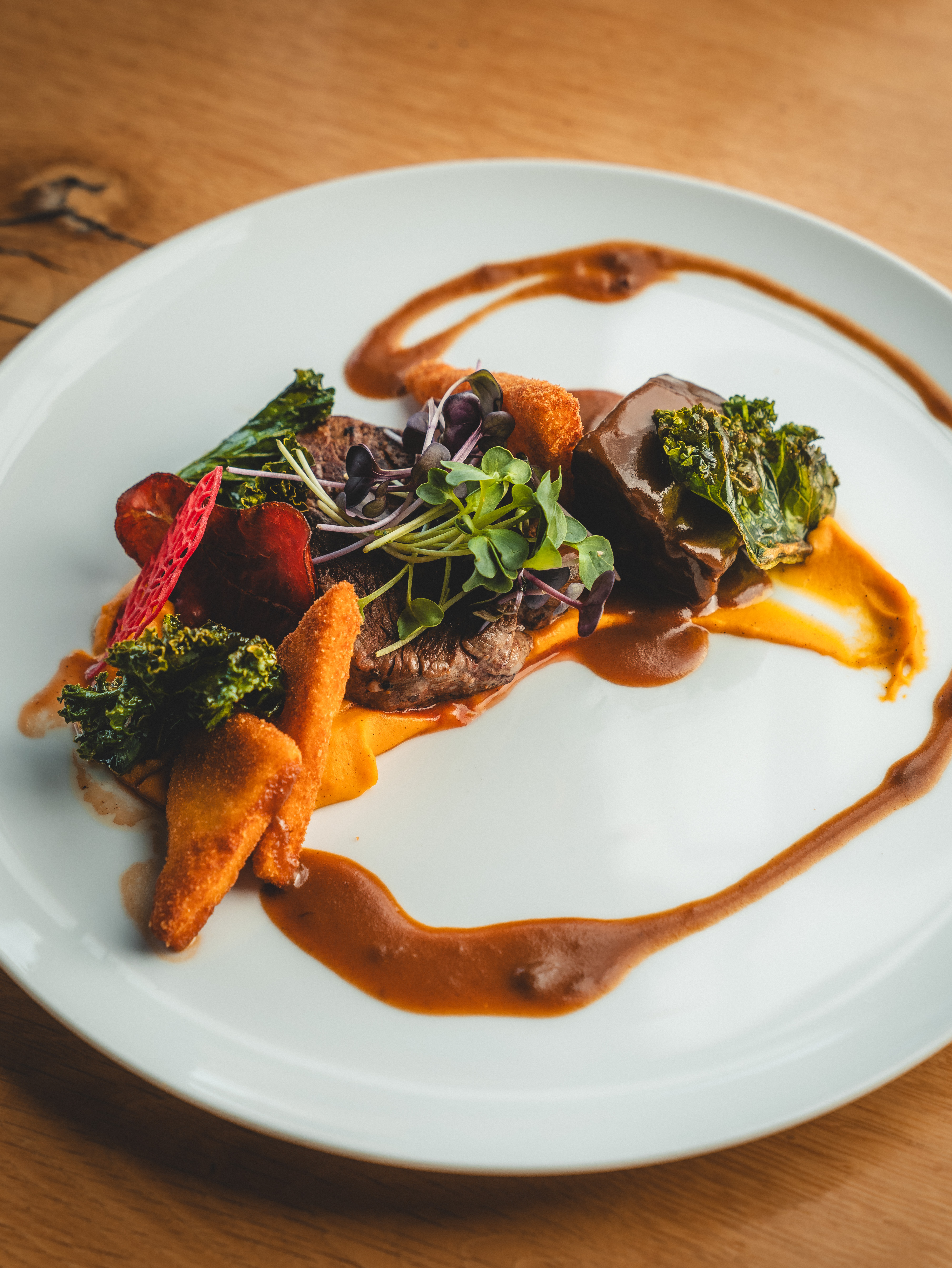 Ochsenbackerl, Filetsteak und Bresaola auf Süßkartoffelcreme mit Polentaecken bei Salzburg schmeckt