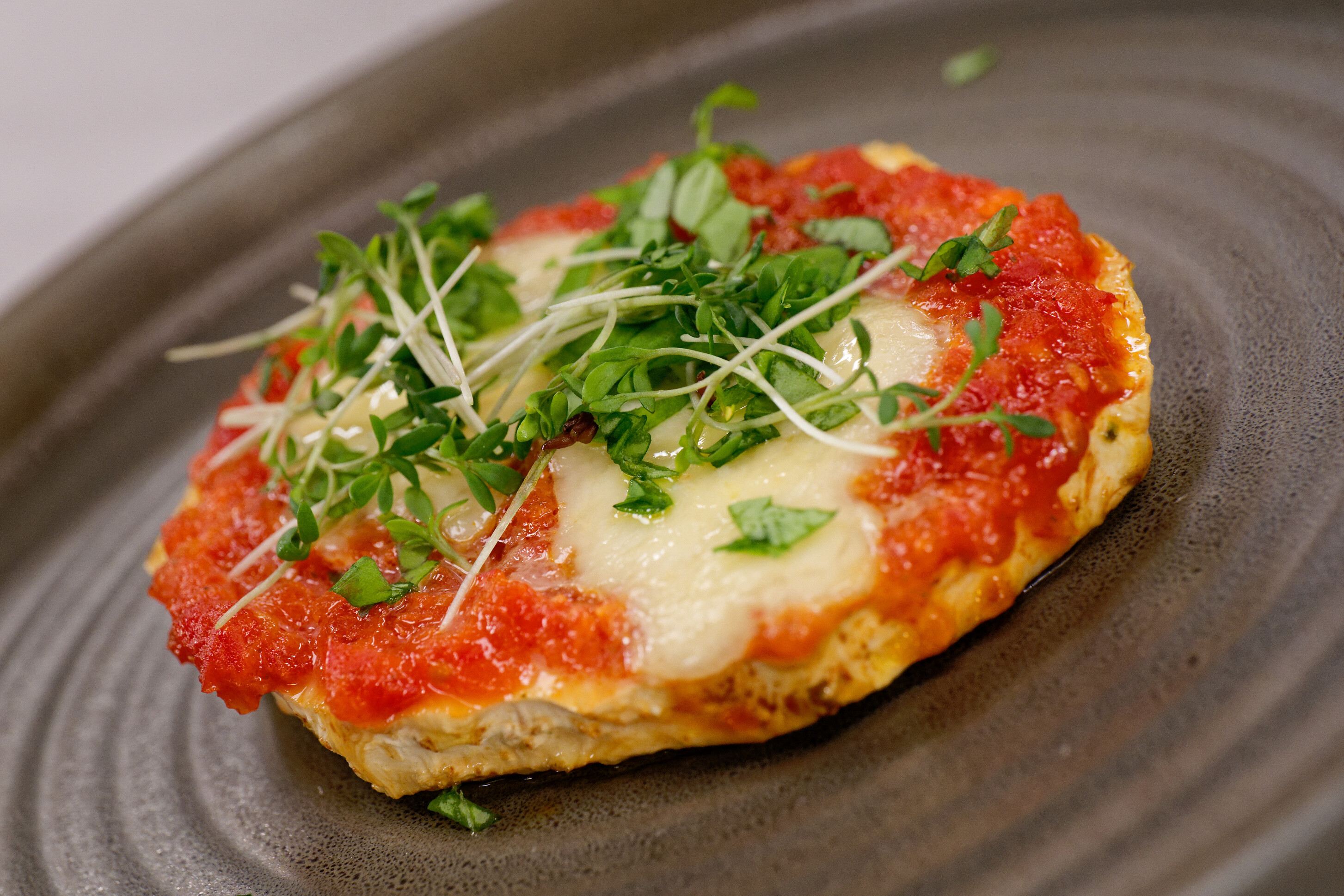 Sellerie-Pizza mit Mozzarella bei Salzburg schmeckt