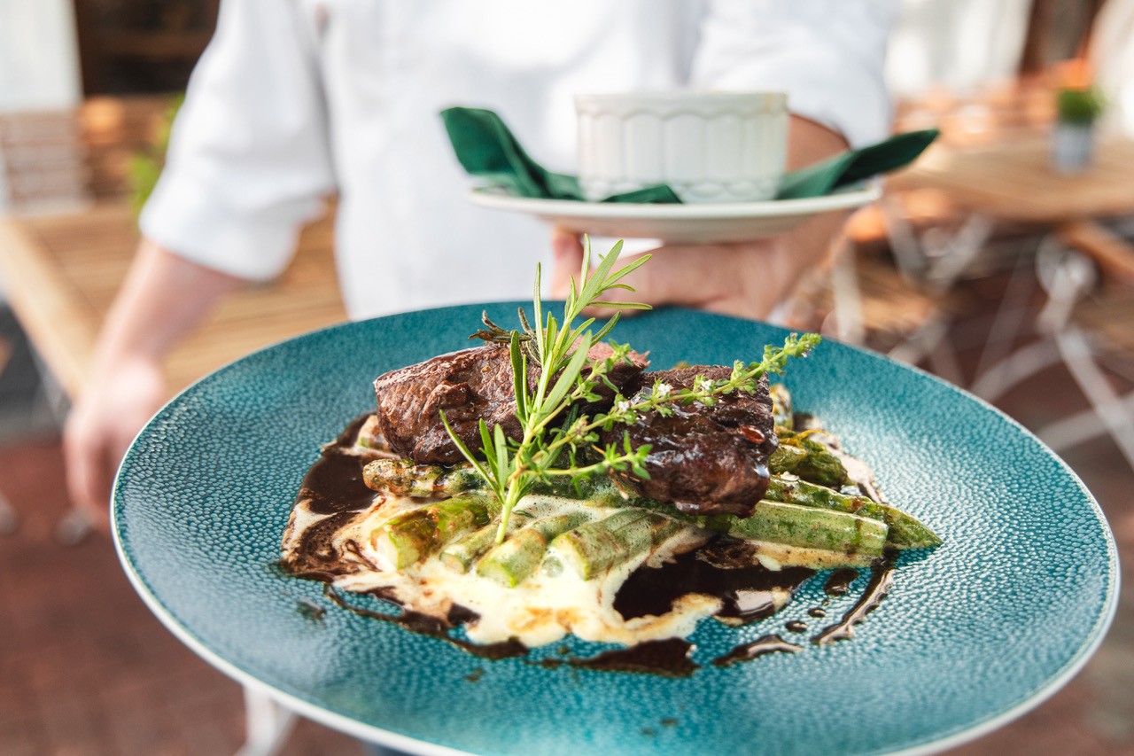 Maibock mit Spargelrahmgemüse und Erdäpfel-Bärlauchsoufflé bei Salzburg schmeckt