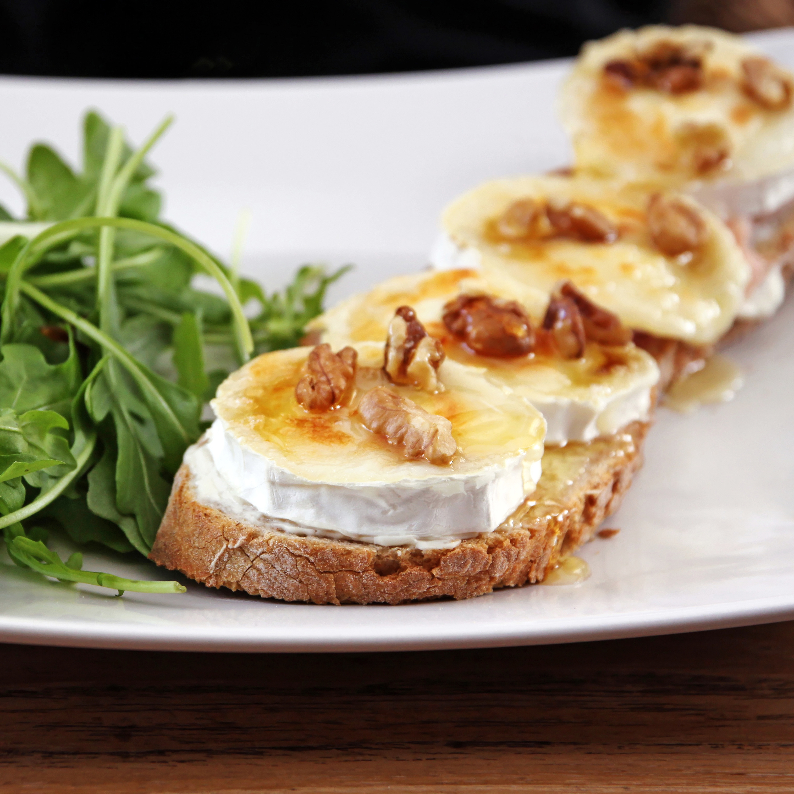 Camembert-Honig-Nuss-Brot bei Salzburg schmeckt