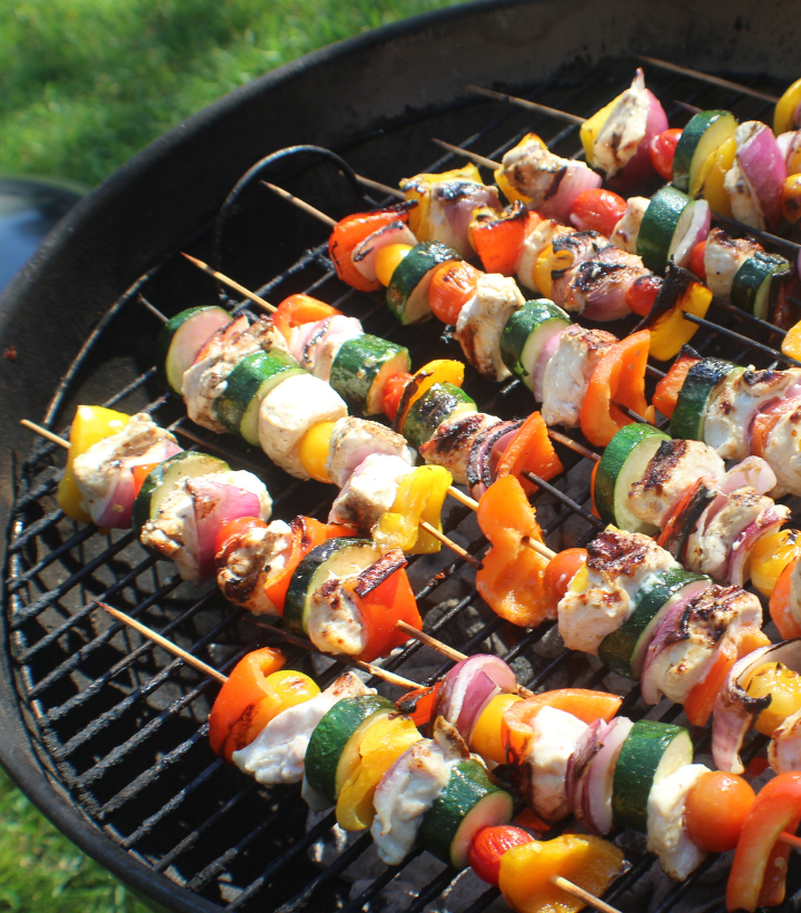 Gemüse-Grillkäse-Spieße bei Salzburg schmeckt