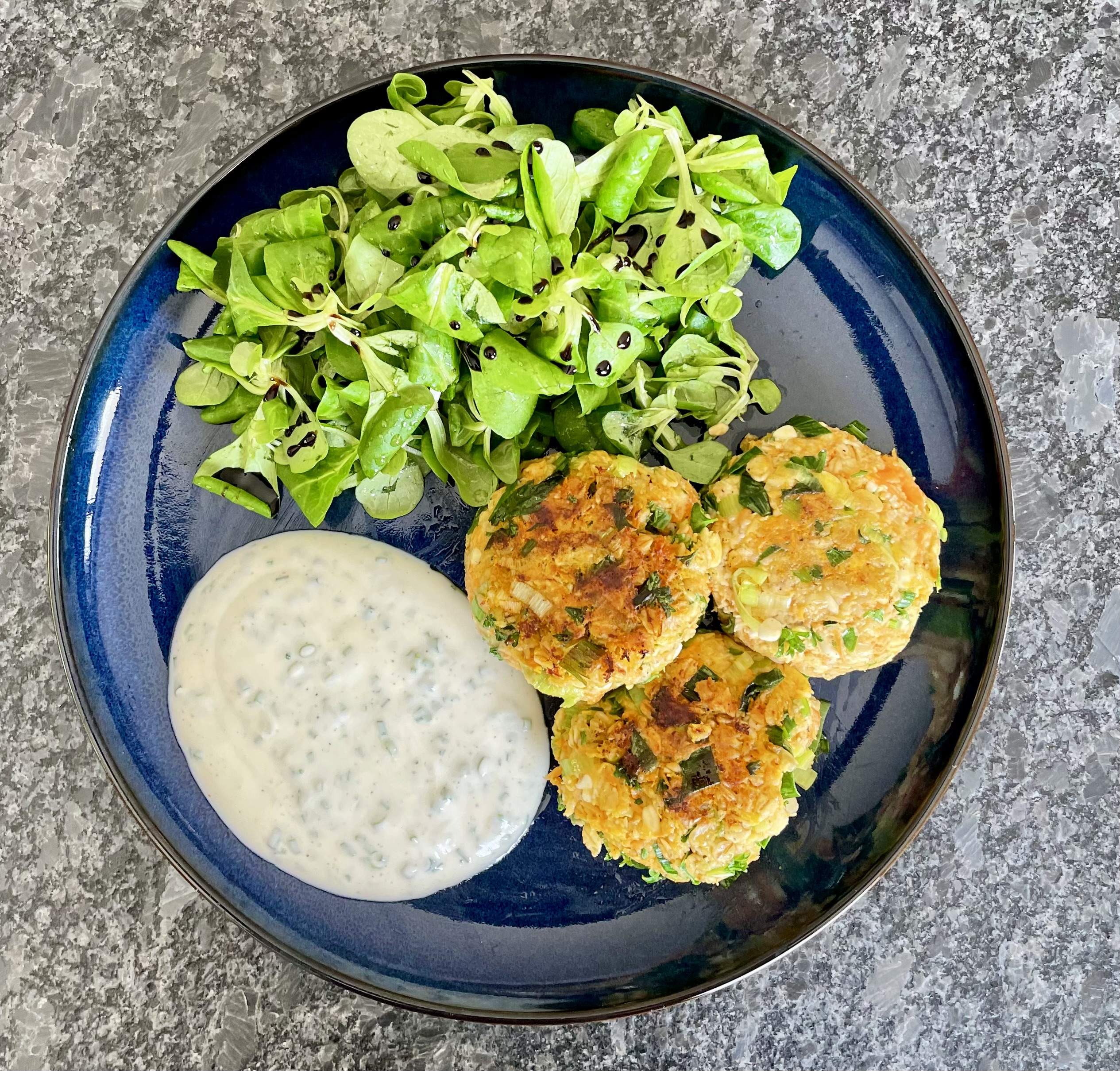 Haferlaibchen mit Schnittlauch-Dip bei Salzburg schmeckt