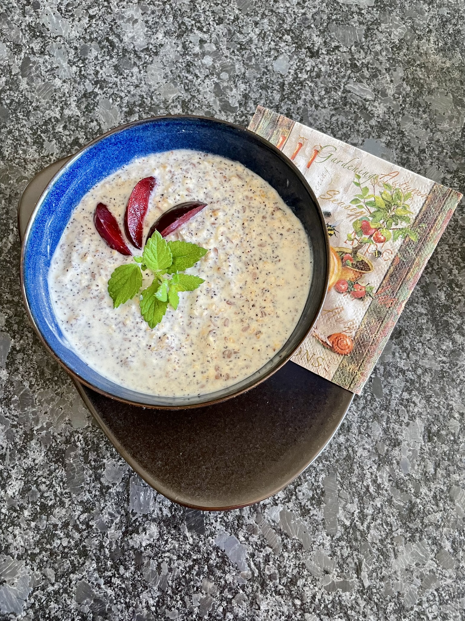 Mohnige Overnight Oats bei Salzburg schmeckt