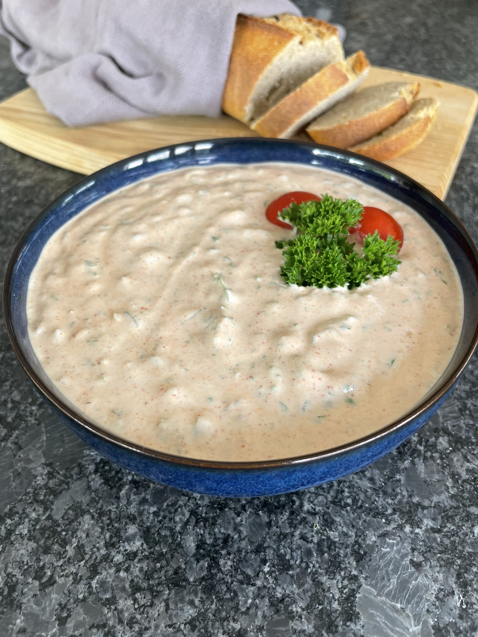 Skyr-Aufstrich nach Liptauer Art bei Salzburg schmeckt
