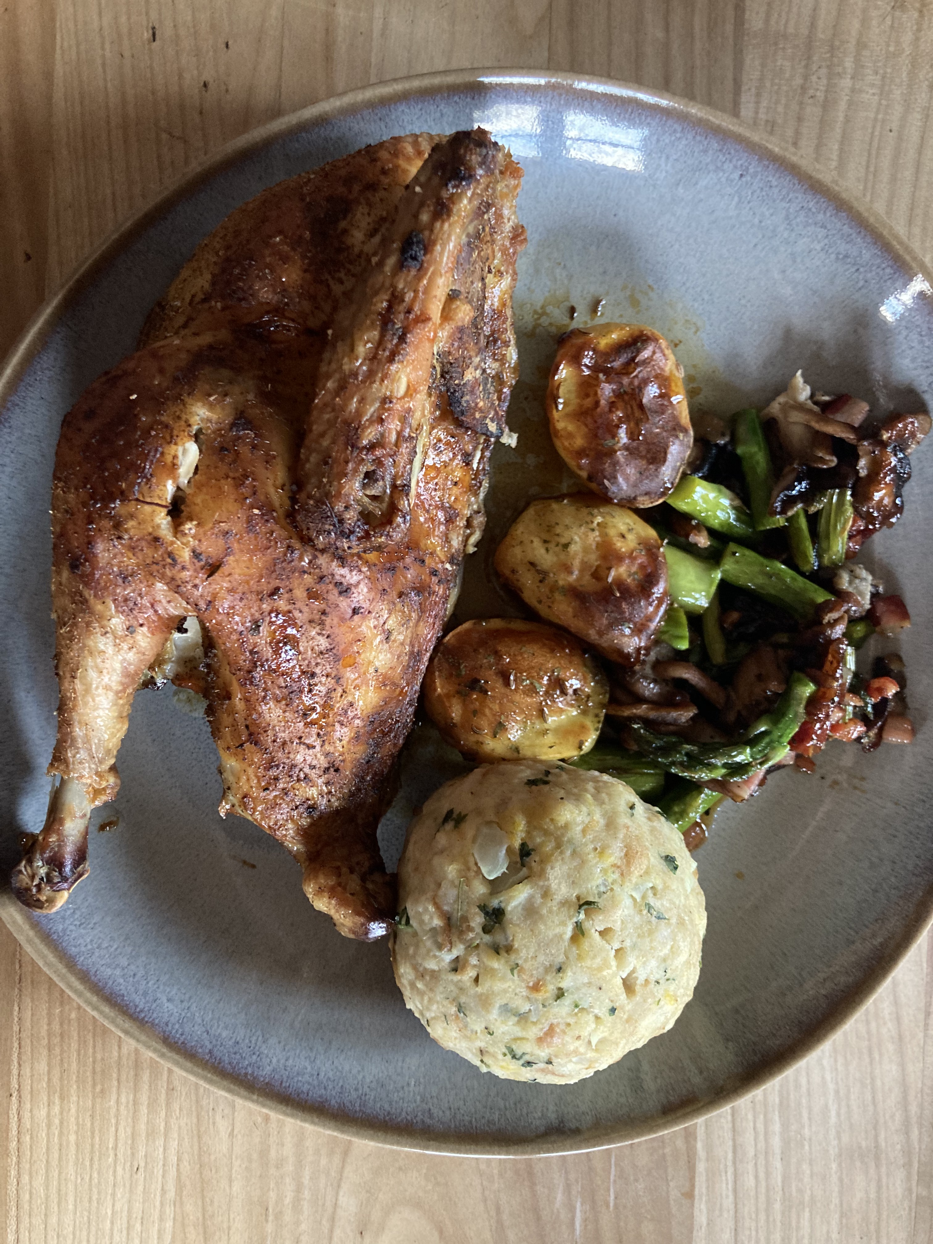 Bauernhuhn mit Kartoffeln und Knödel bei Salzburg schmeckt