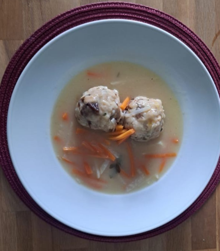 Zwetschkenknödel in Brennsuppe bei Salzburg schmeckt