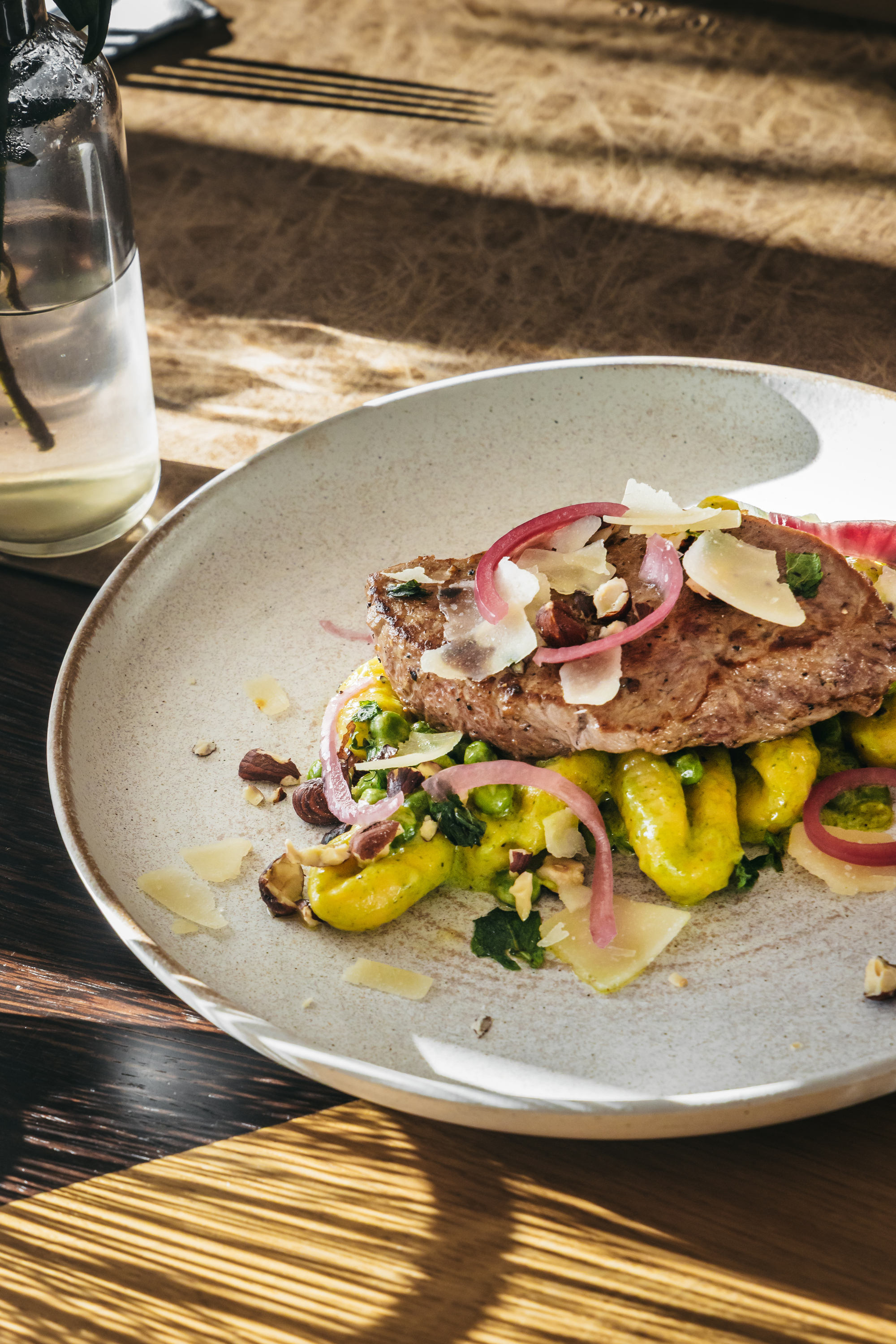 Kalbssteak mit Gnocchi, Erbsen und Haselnuss bei Salzburg schmeckt