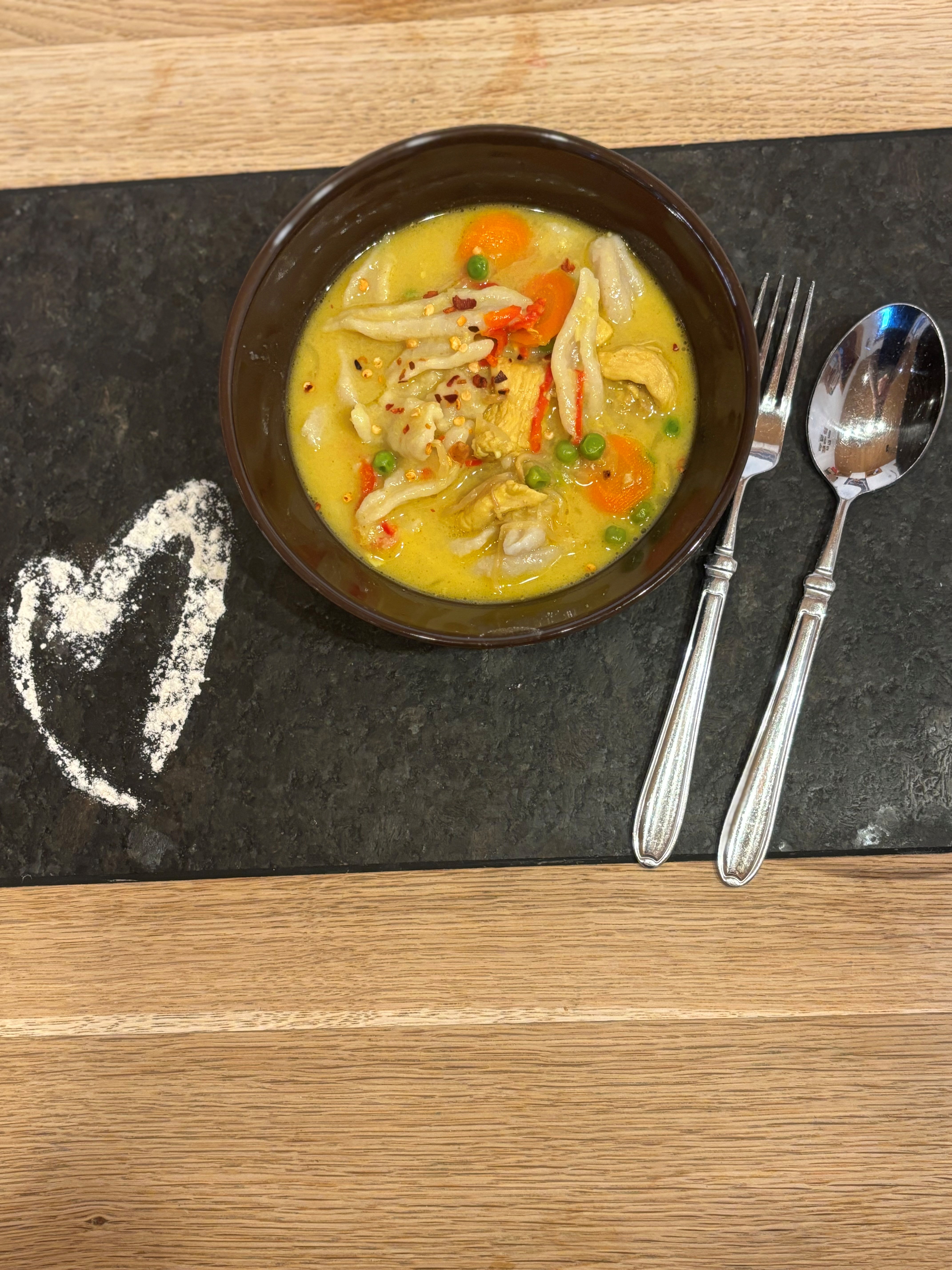 Scherennudeln mit Hühner-Curry bei Salzburg schmeckt