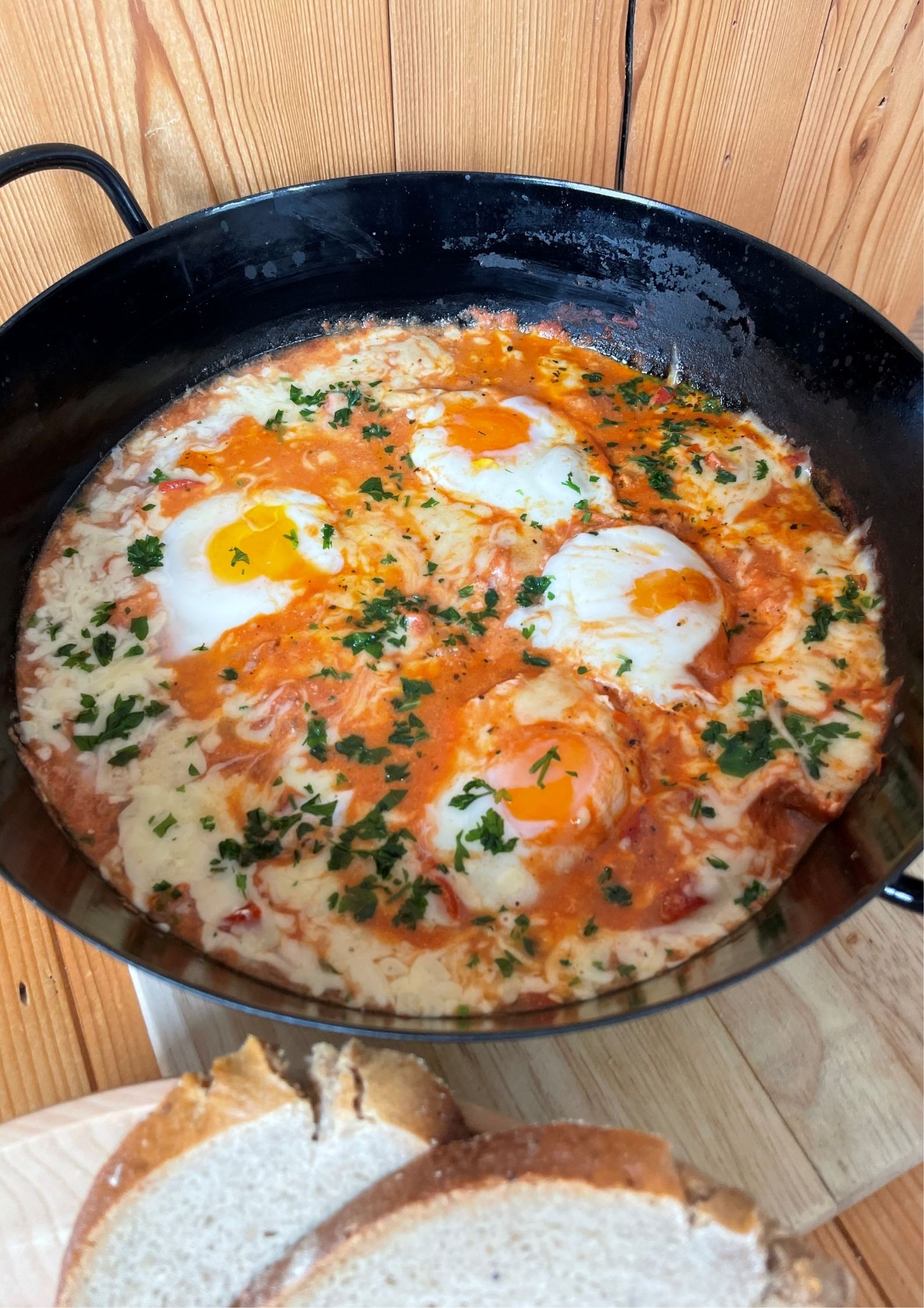 Alpines Shakshuka mit Sauerteigbrot bei Salzburg schmeckt