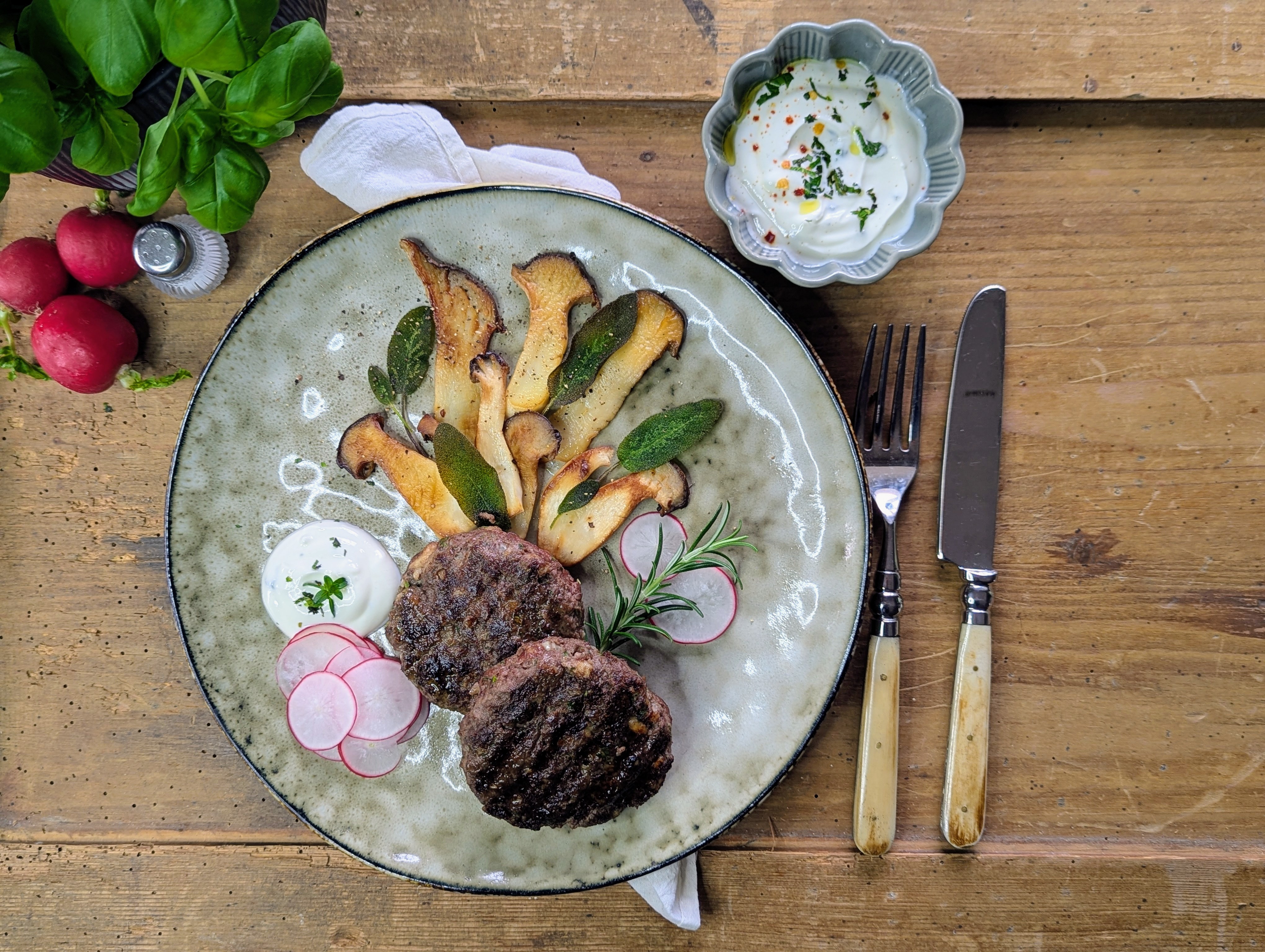 Faschierte Laibchen mit Kräuterseitlingen bei Salzburg schmeckt