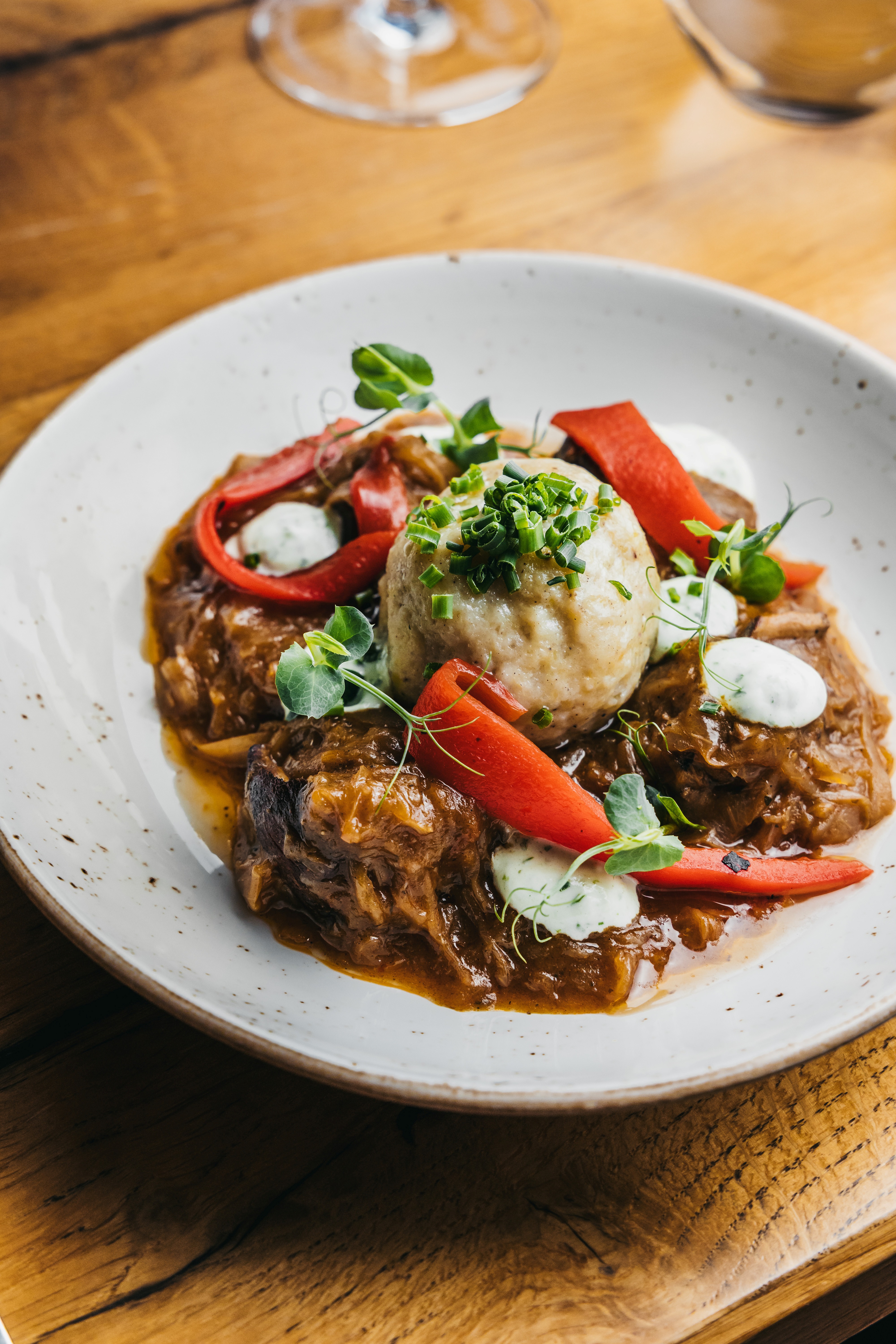 Szegediner Gulasch mit Grammelknödel bei Salzburg schmeckt