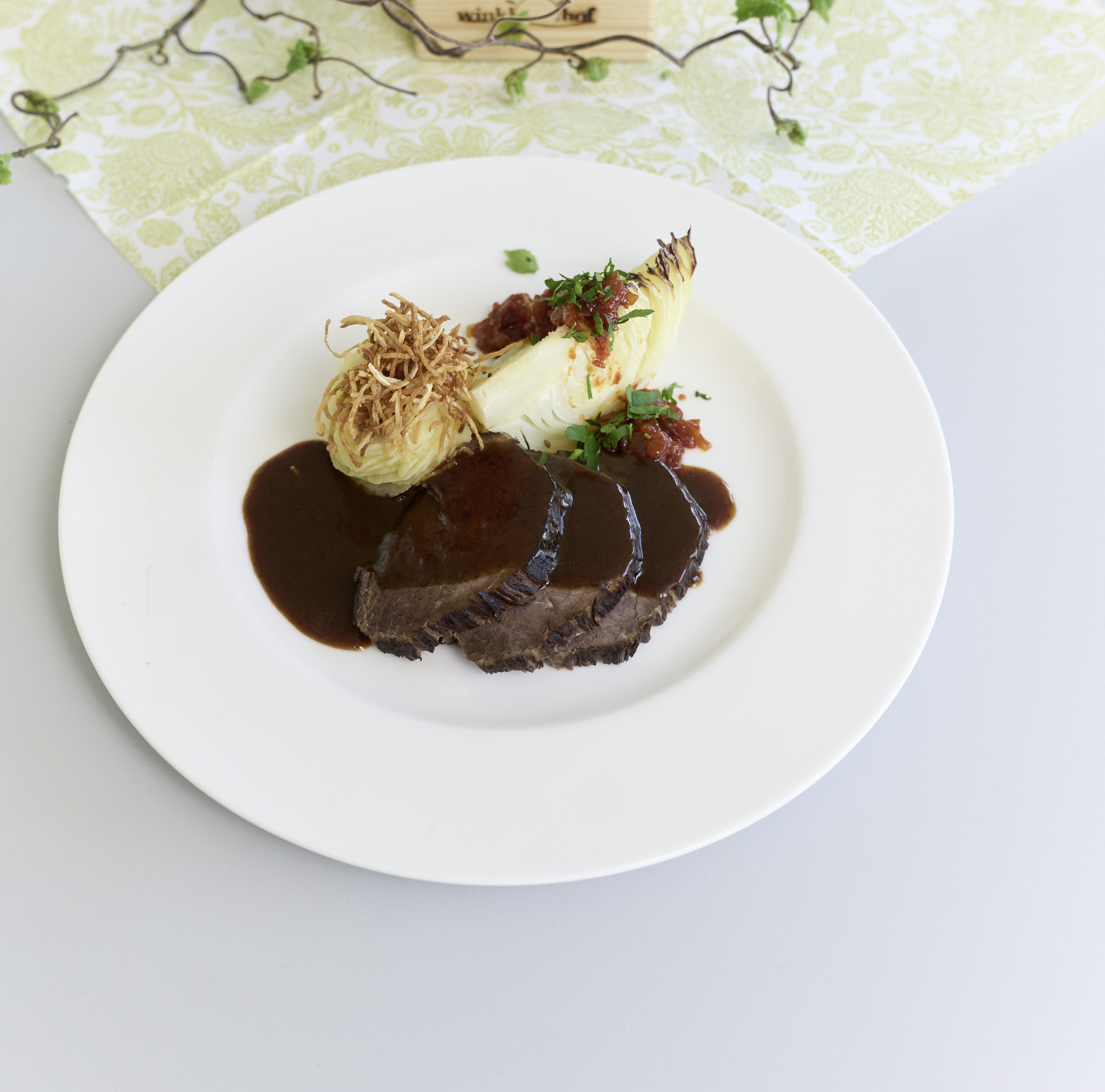 Rindsbraten mit Erdapfel-Sellerie-Püree und Stöcklkraut bei Salzburg schmeckt