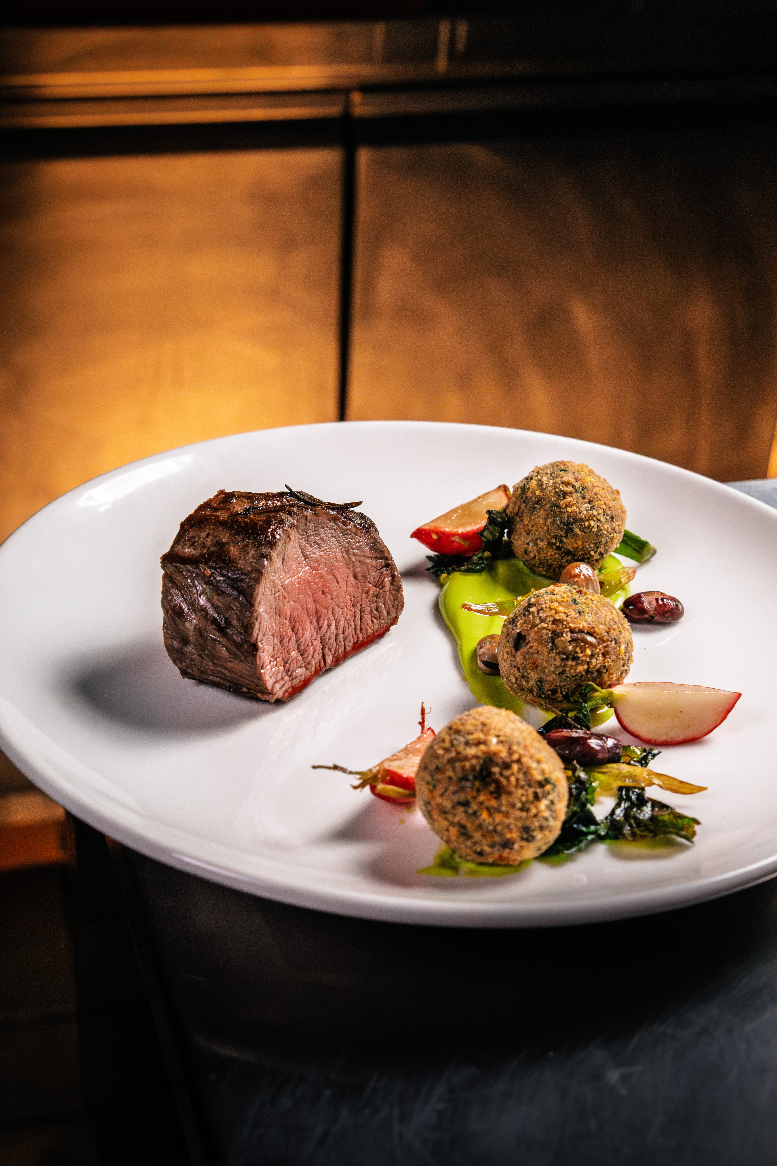 Lungauer Saubohnen-Arancini mit Hirschsteak und Bärlauch-Mayonnaise bei Salzburg schmeckt