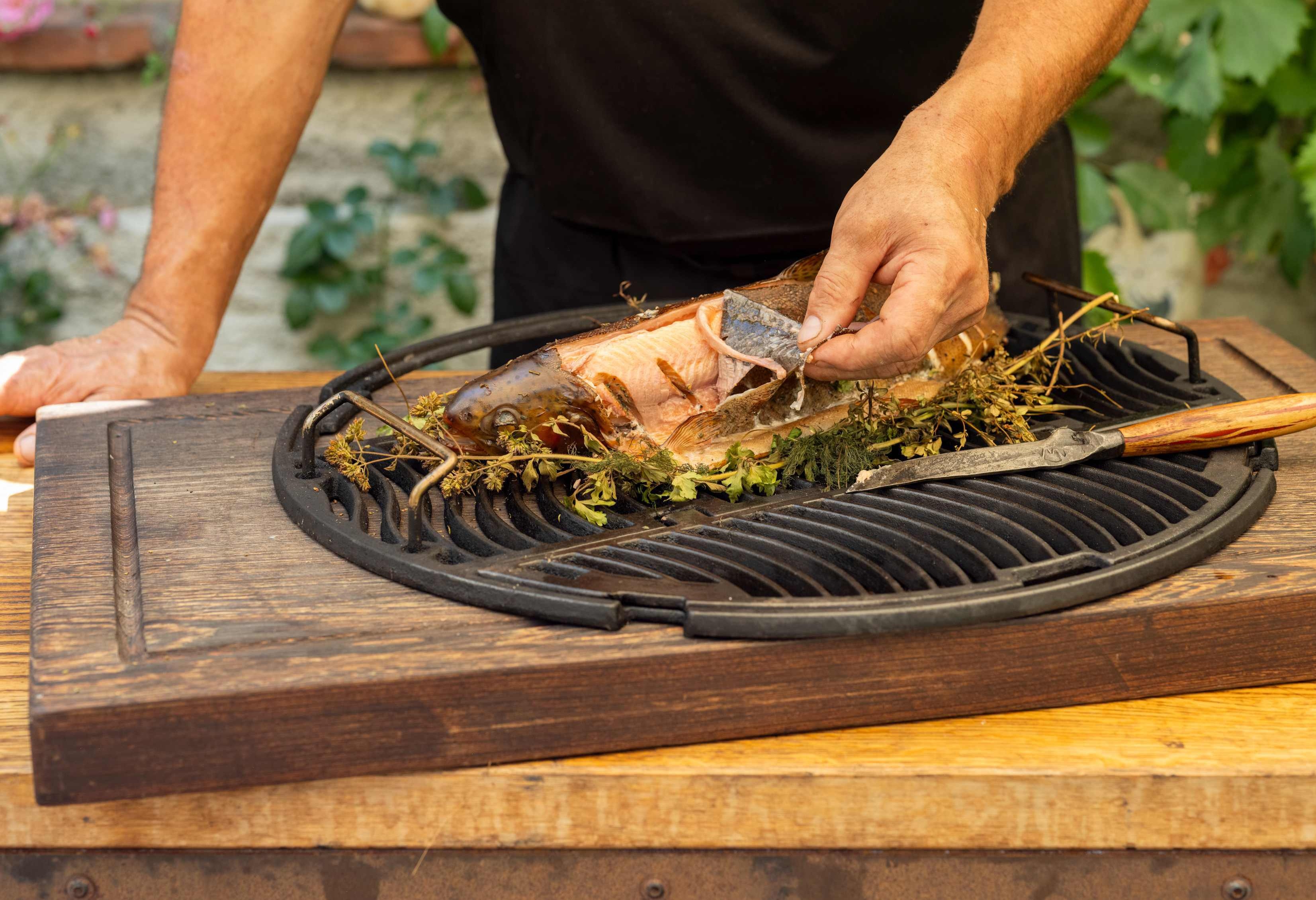 Gegrillte Lachsforelle bei Salzburg schmeckt