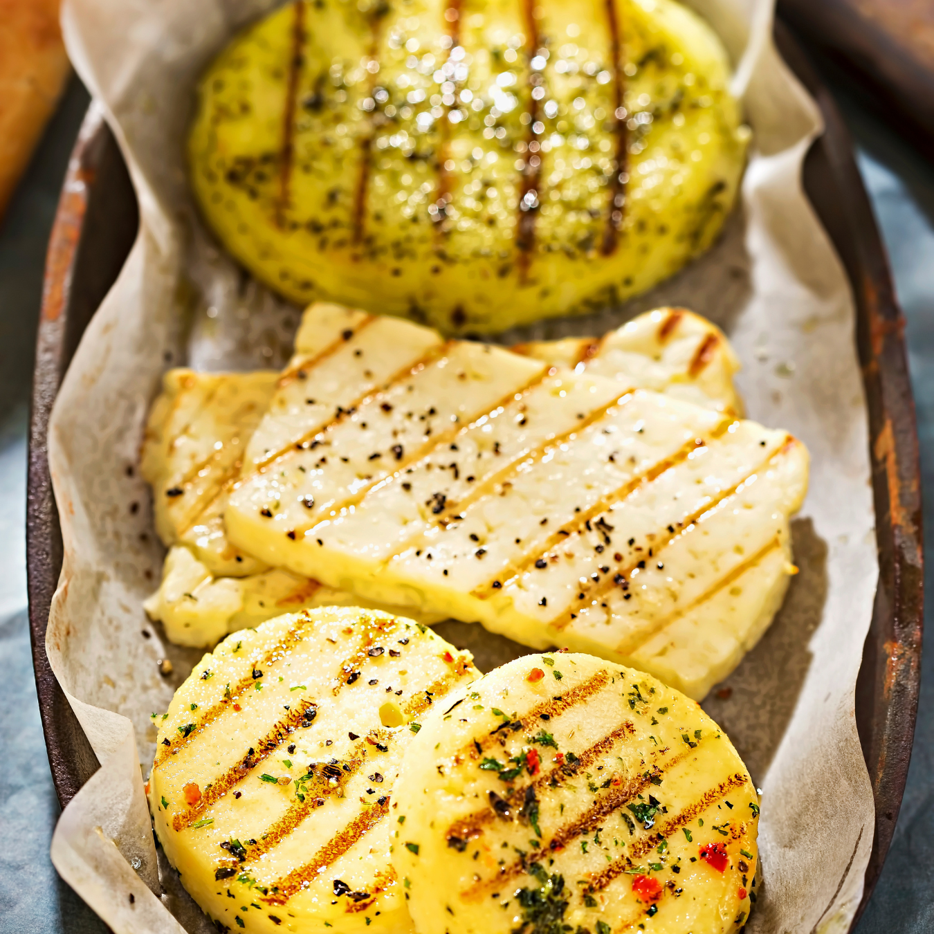 Gegrillter Käse mit Kräutermarinade bei Salzburg schmeckt