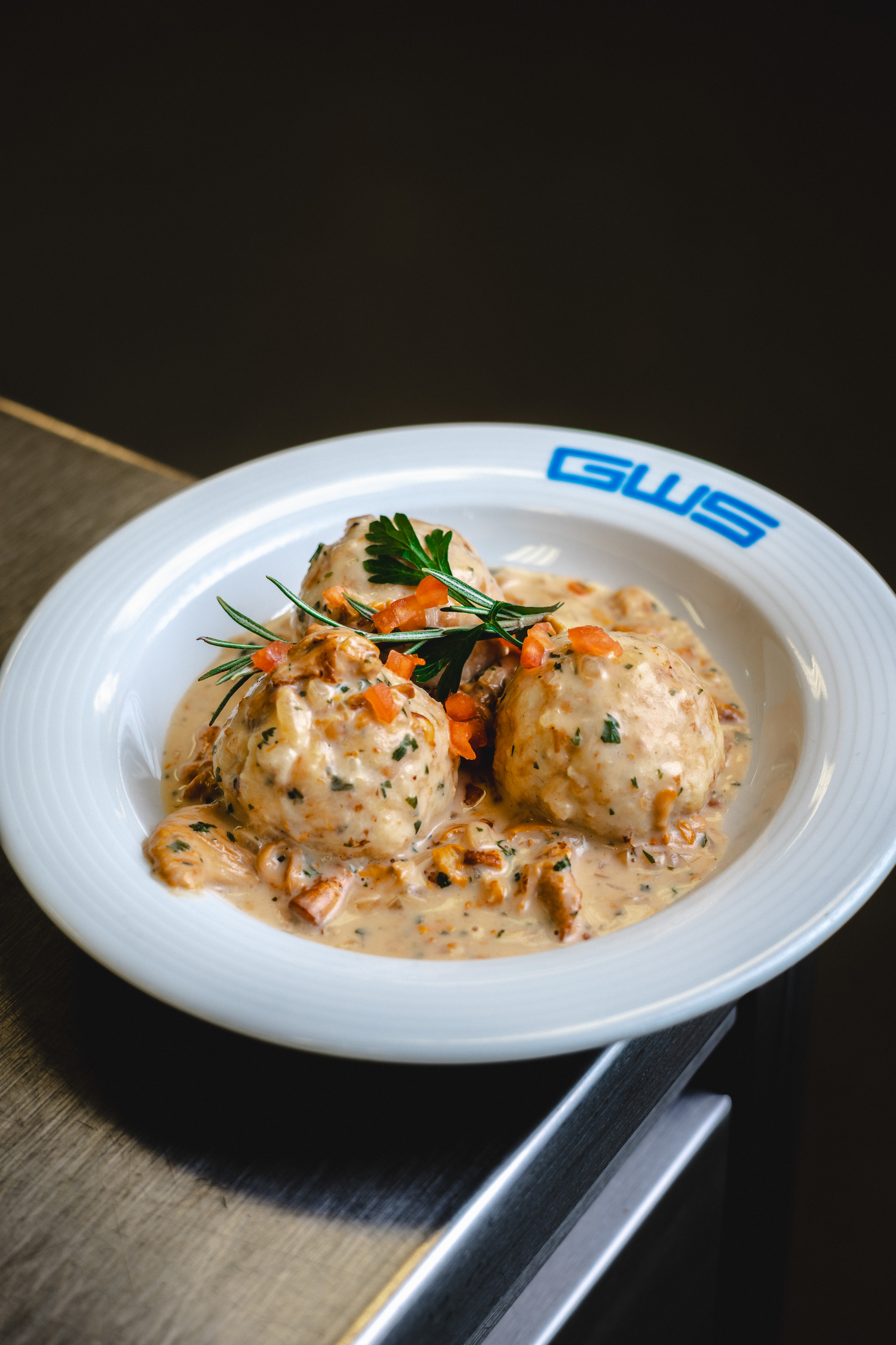 Eierschwammerlsauce mit Semmelknödel bei Salzburg schmeckt
