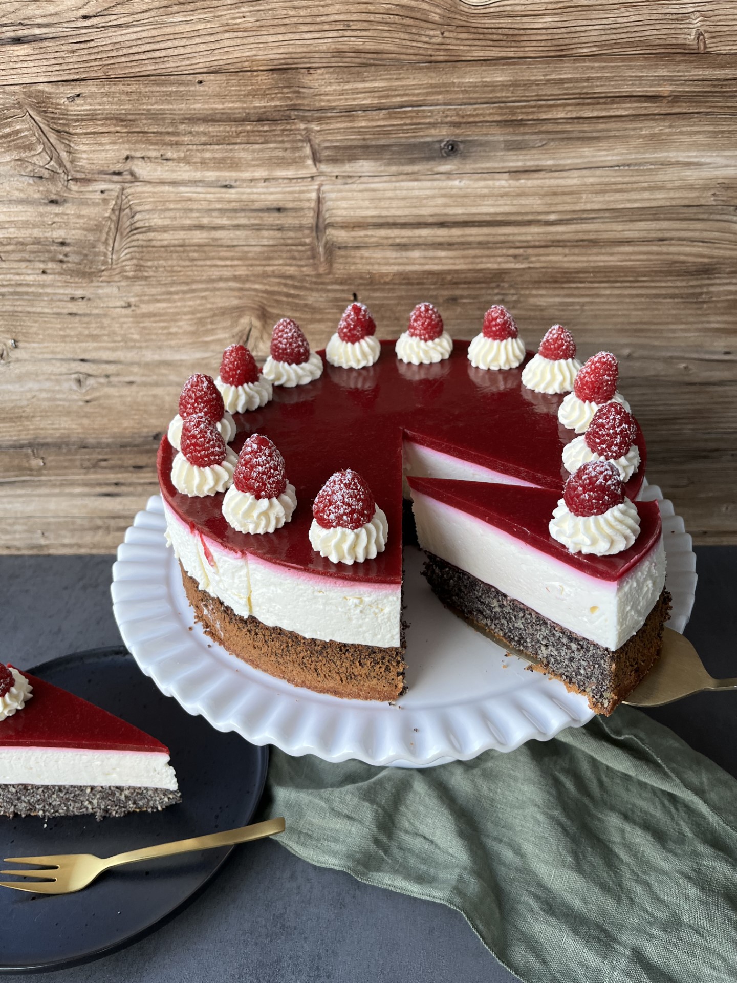 Topfen-Mohn-Torte mit Himbeerspiegel bei Salzburg schmeckt