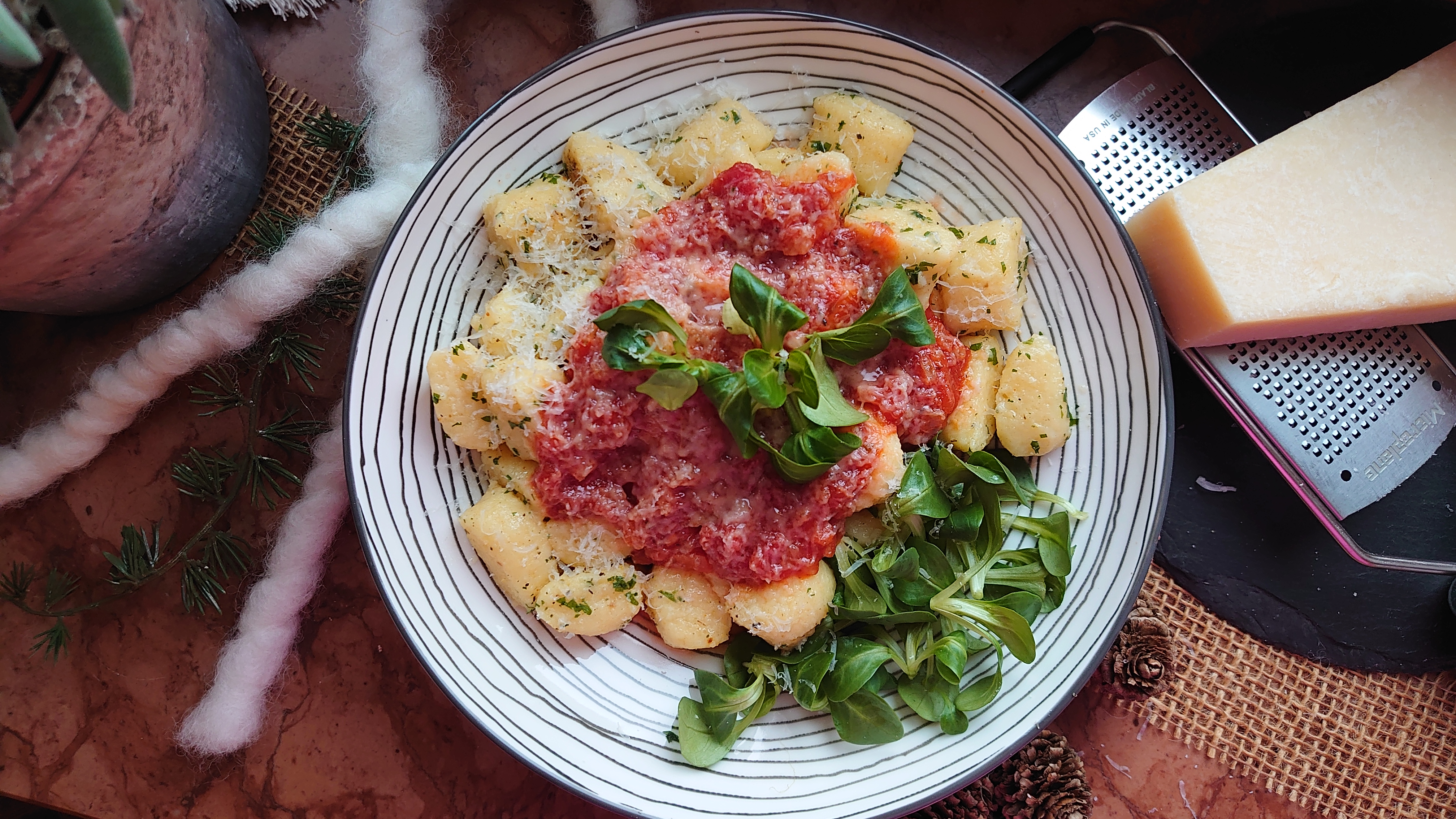 Kartoffelnidei mit Tomatensauce bei Salzburg schmeckt