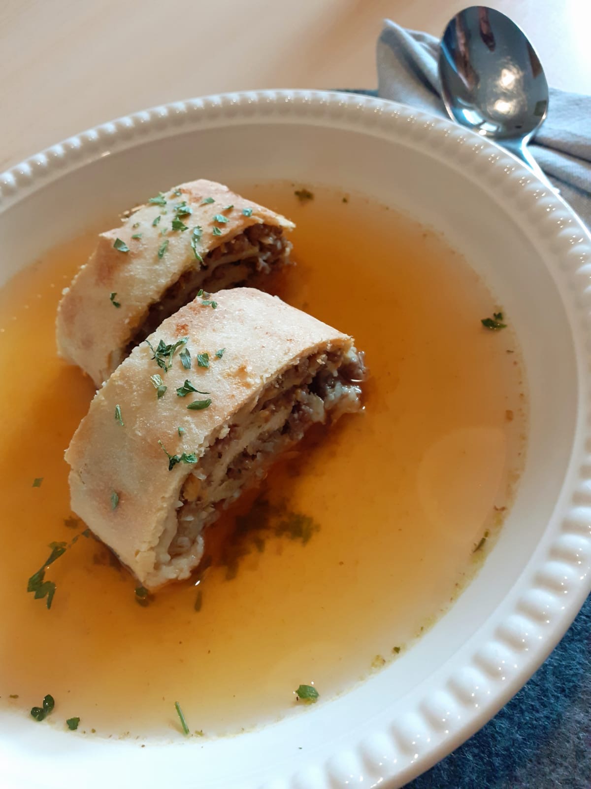 Rindssuppe mit Fleischstrudel bei Salzburg schmeckt