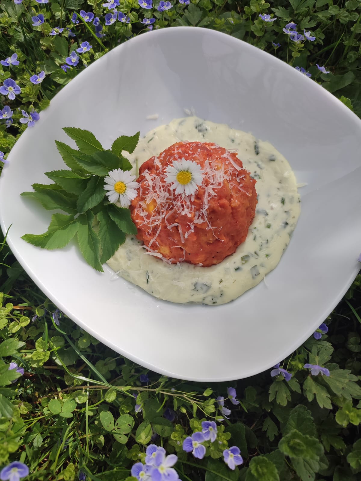 Rote Rüben Knödel mit Käsesauce bei Salzburg schmeckt